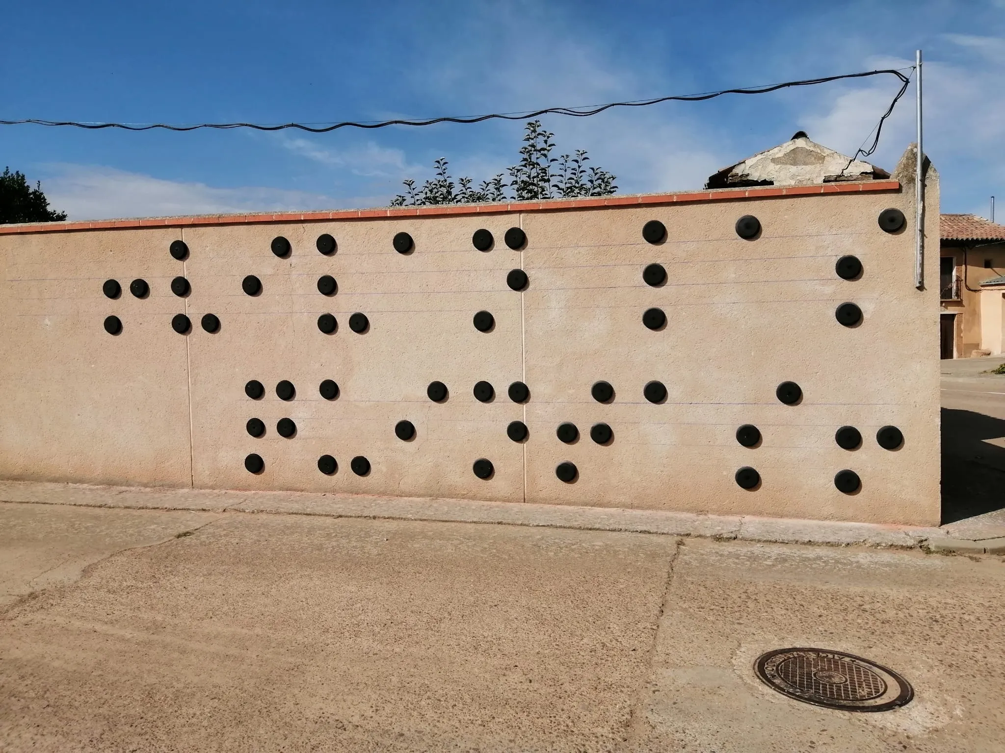 Photo showing: Mural Braile por Amparitto, transcrito como ¡Vivan los quintos! Famosa frase en empleada en festejos en referencia a aquellos que nacieron en un mismo año, siendo la fiesta la celebración de la mayoría de edad.