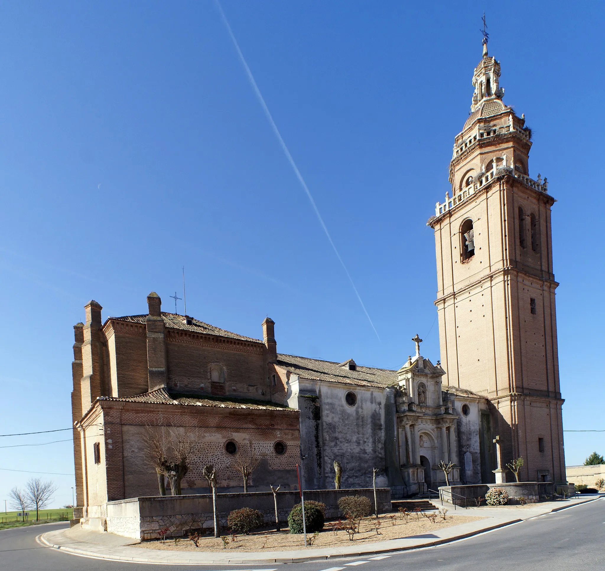 Photo showing: Church of St. Mary Magdalene of Matapozuelos, Valladolid, Spain. Three photographies stitched.