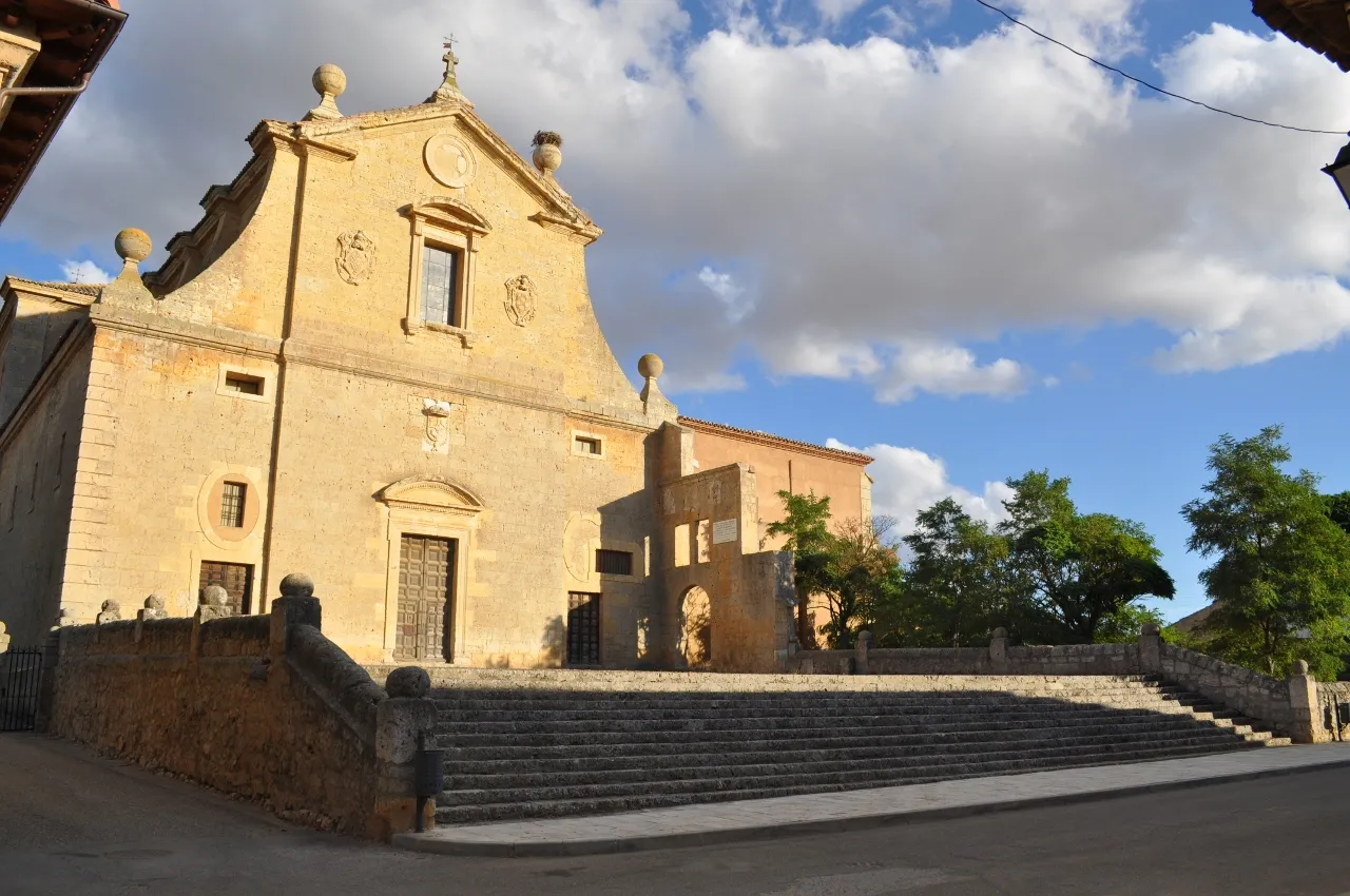 Photo showing: Front of St. Luis Colegiata, Villagarcía de Campos, Valladolid, Spain. It is a great sample of herrerian arqchitectural style, and had a big influence in later Contrarreforma constructions, being a crear example of jesuitican style. Nowadays it can be visited, as the museum enclosed. The Relicarium in it is considered a main example of spanish sculpture.