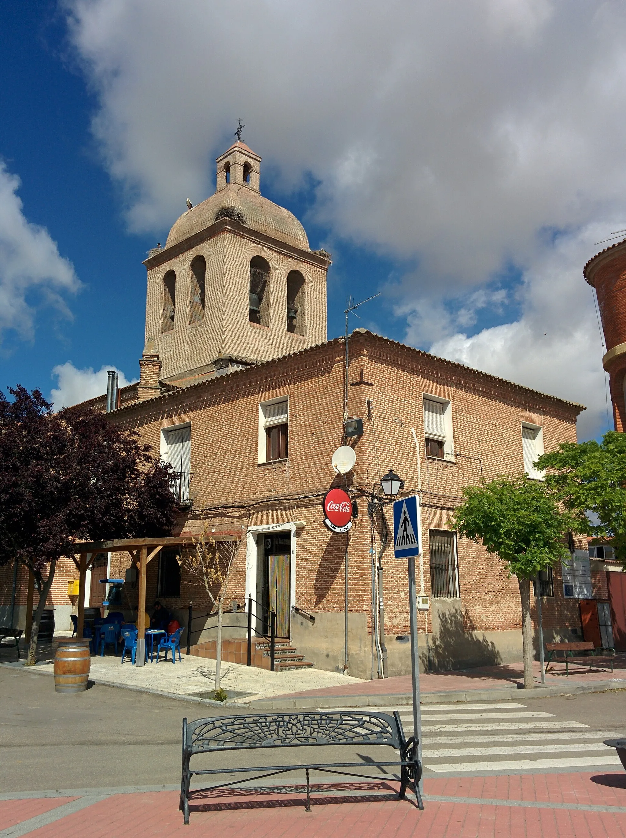 Photo showing: Iglesia de Santa María del Castillo y casa consistorial en Nueva Villa de las Torres (Valladolid, España).