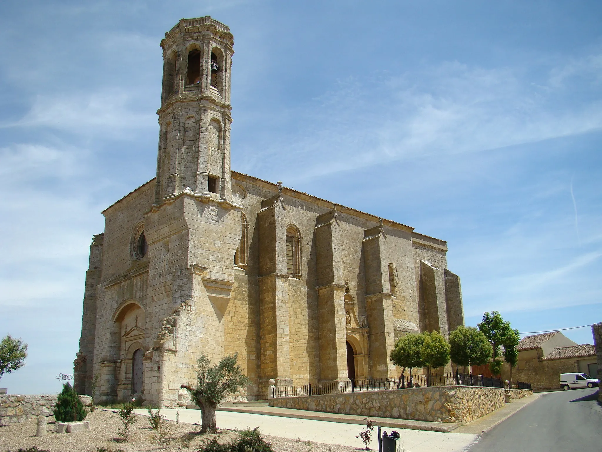 Photo showing: Villanueva de San Mancio en la provincia de Valladolid, España. Iglesia de Santa María de Mediavilla. Se ven las dos puertas y el rosetón en la fachada oeste.