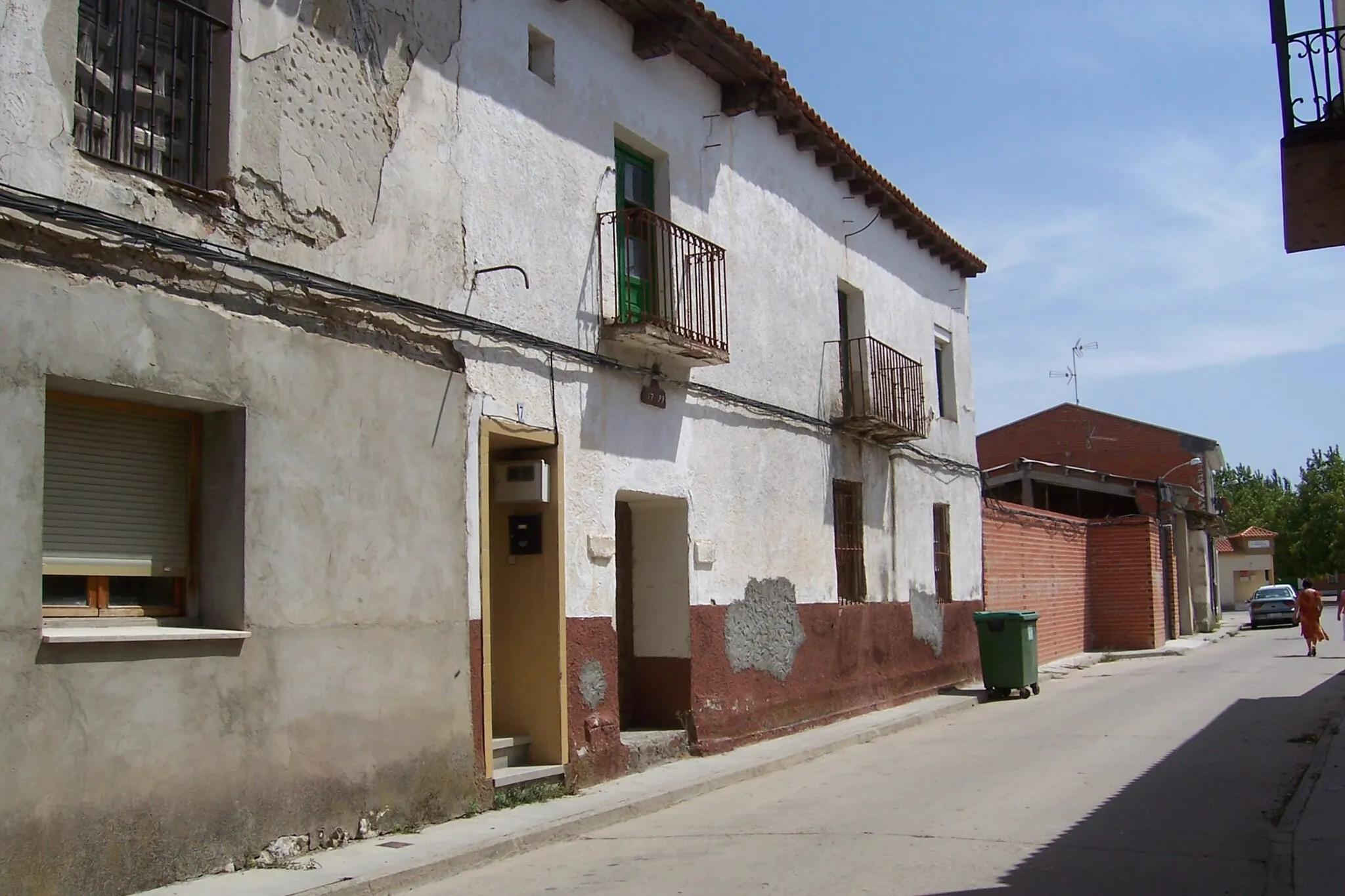 Photo showing: La Pedraja de Portillo de la provincia de Valladolid, España. Una calle con arquitectura popular. La casa encalada, con dos balcones tiene unas inscripción con la fecha de 1799.