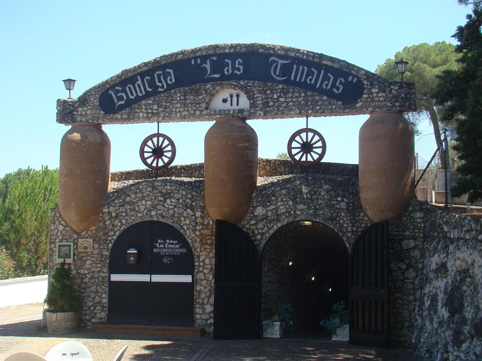 Photo showing: En el término de Villanueva de Duero (Valladolid, España) está este merendero llamado Las Tinajas. Ocupa el mismo lugar que ocuparon las antiguas bodegas del monasterio de Aniago.