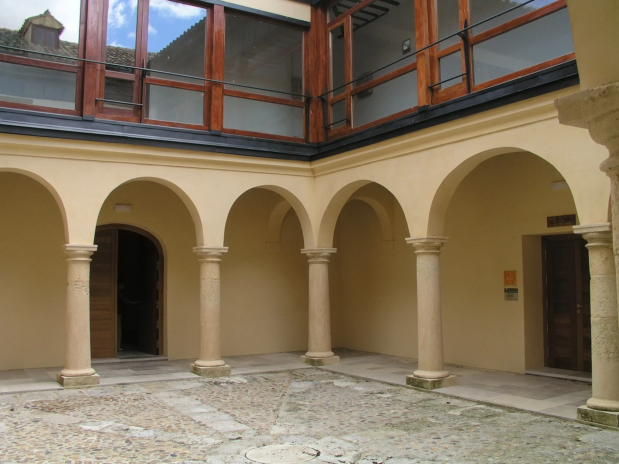 Photo showing: Patio del palacio de los Cuadrilleros, Palazuelo de Vedija, Valladolid, España.