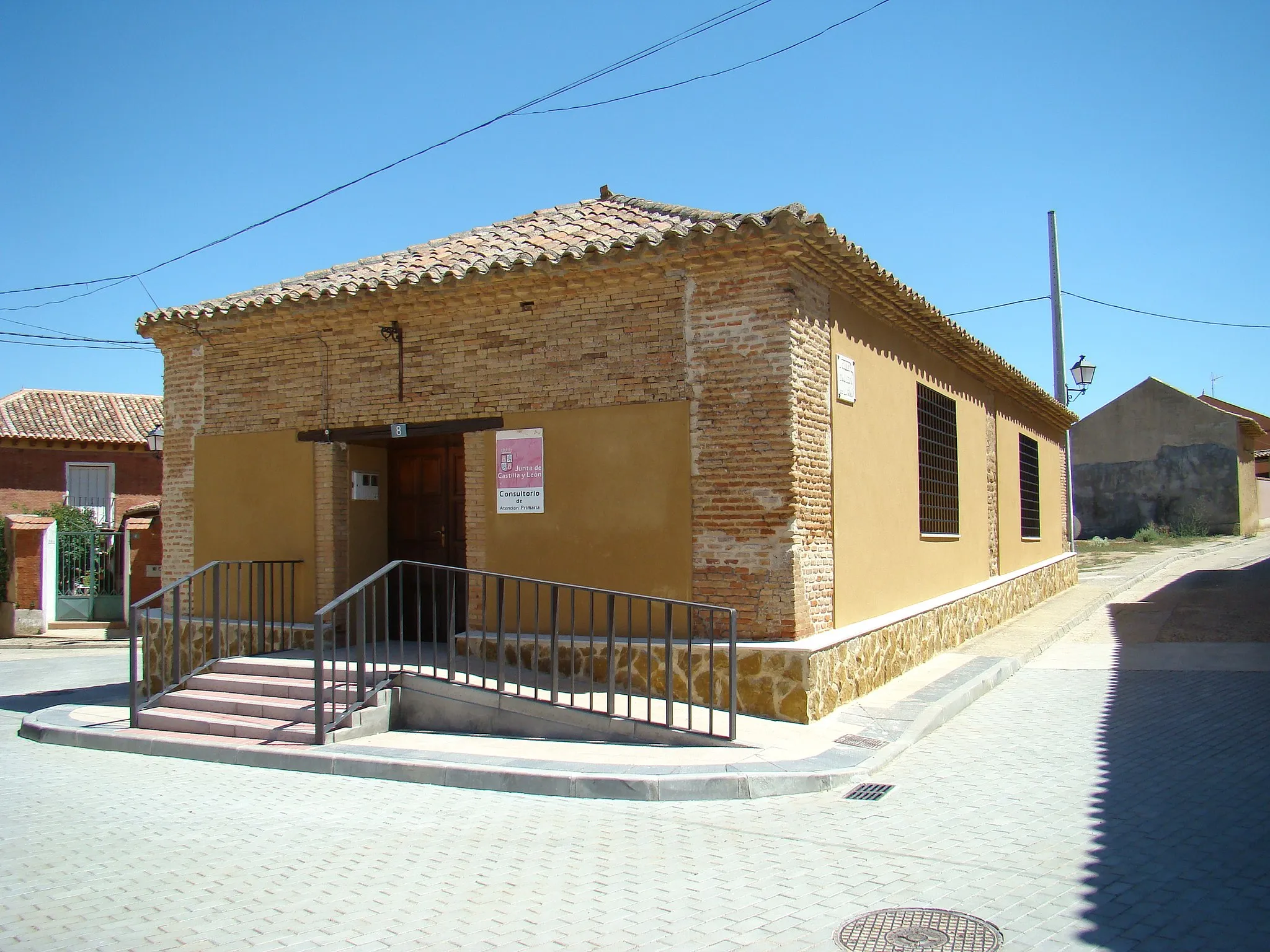 Photo showing: Villamuriel de Campos, provincia de Valladolid, España. Antiguo pósito reutilizado para servicio médico.