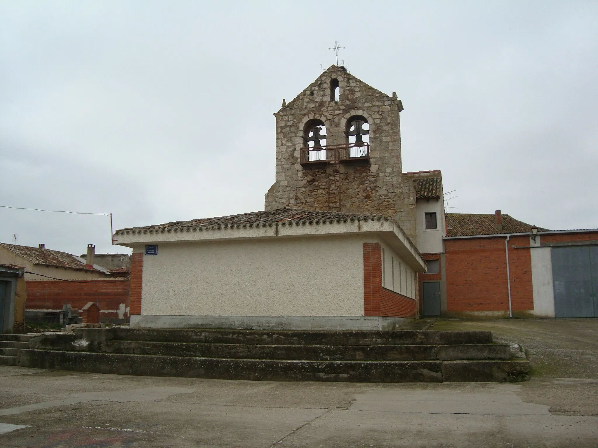 Photo showing: La iglesia parroquial de San Miguel Arcángel, en Villán de Tordesillas (Valladolid), moderna adosada a una espadaña de sillería anterior.