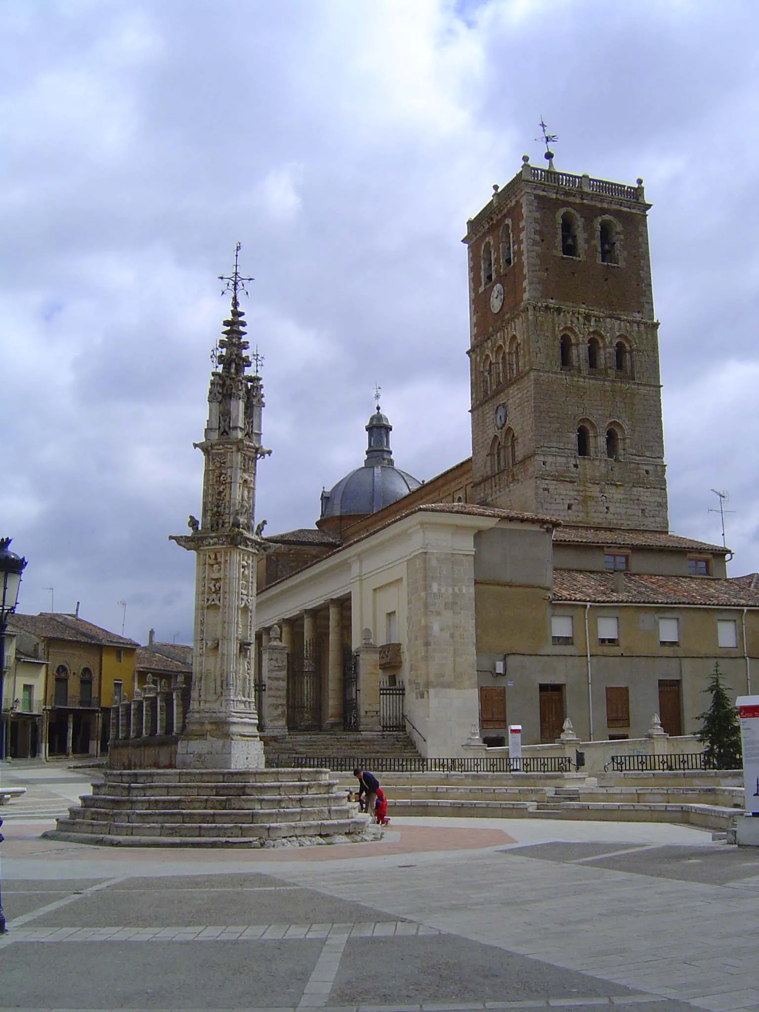 Photo showing: Plaza Mayor de Villalón de Campos. Se mustra el Rollo Jurisdiccional de la localidad y la Iglesia de San Miguel