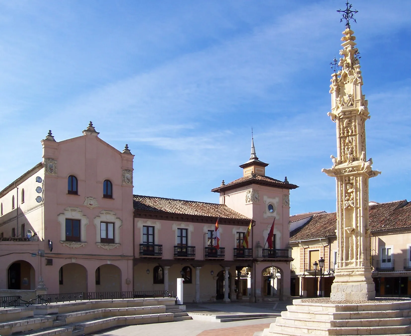 Photo showing: Rollo jurisdiccional situado en la plaza principal de Villalón de Campos que es un municipio de la provincia de Valladolid, España.  Obra gótica del siglo XVI. Al fondo se ve el Ayuntamiento.