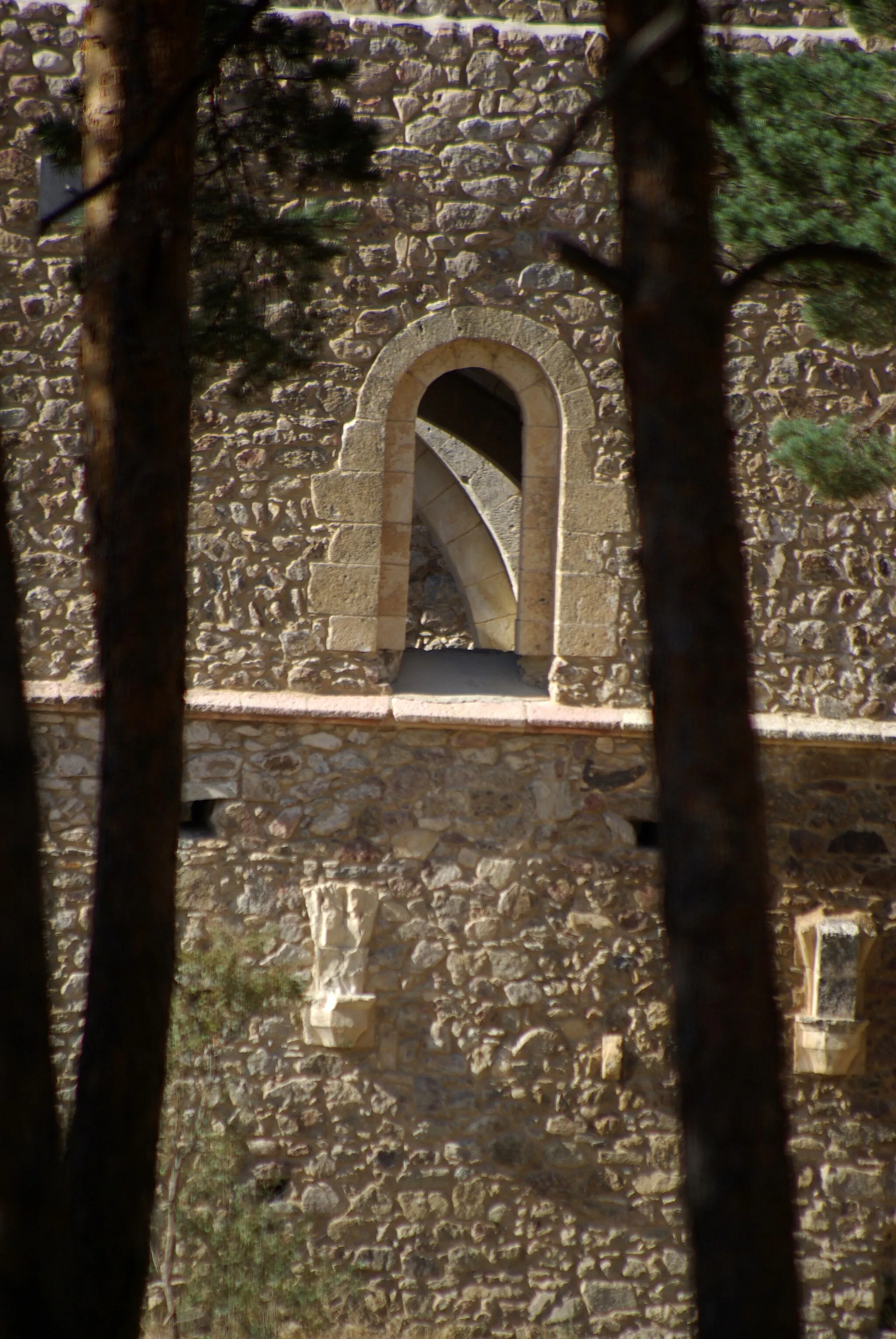 Photo showing: Window detail of Saint Mary monastery in Collado Hermoso (Segovia, Spain).