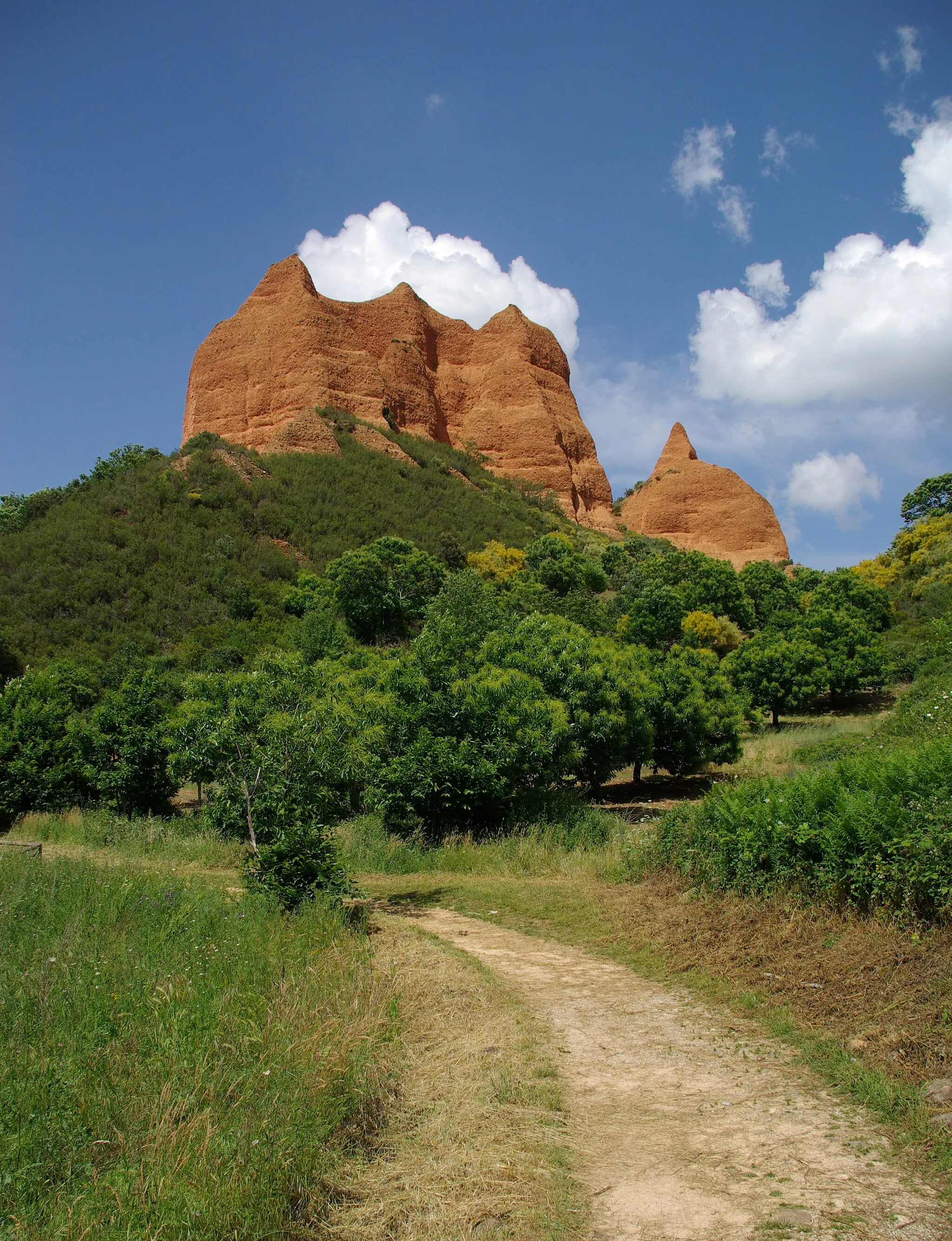 Photo showing: Las Médulas (Galician: As Médulas) is a historic mining site near the town of Ponferrada in the region of El Bierzo (province of León, Castile and León, Spain), which used to be the most important gold mine in the Roman Empire. Las Médulas Cultural Landscape is listed by the UNESCO as one of the World Heritage Sites. Advanced aerial surveys conducted in 2014 using LIDAR have confirmed the wide extent of the Roman-era works.