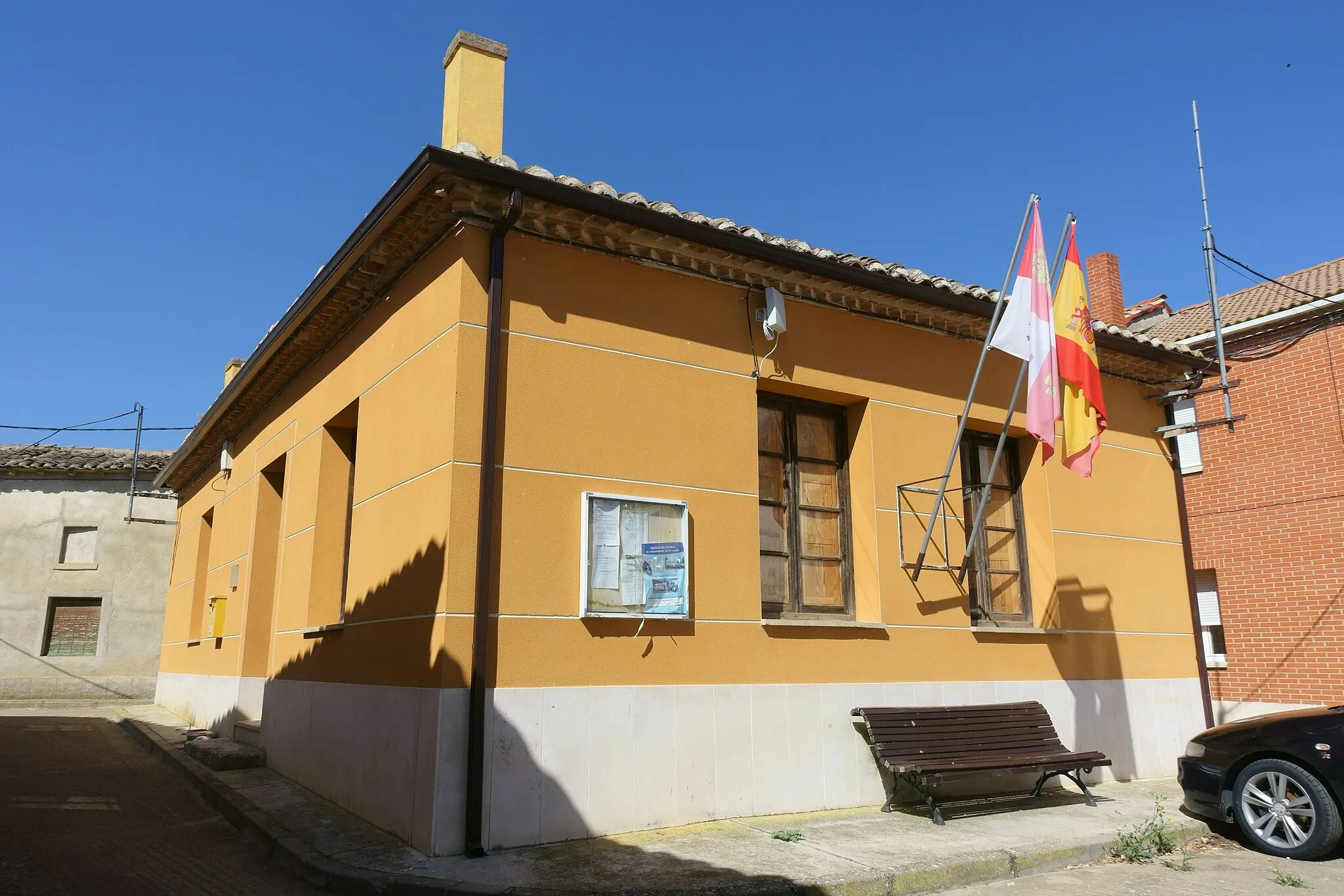 Photo showing: Casa consistorial de Valde-Ucieza, en la localidad de Robladillo de Ucieza (Palencia, España).