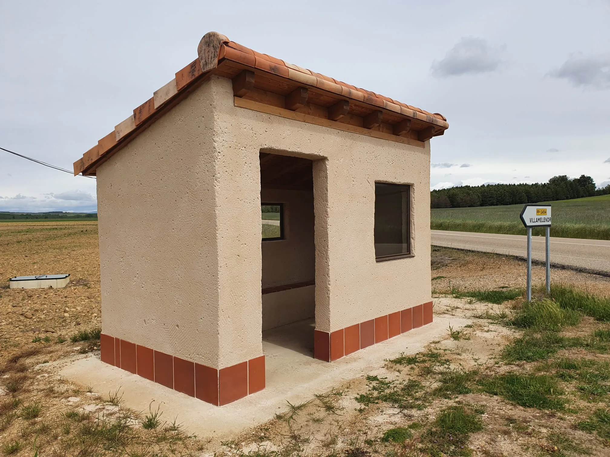 Photo showing: Brand new bus stop of Villamelendro de Valdavia (Palencia, Castile and Leon). It was built by the Comunidad de Regantes de las Vegas del Bajo Valdavia, as well as the control stations of the water reservoirs in Arenillas de San Pelayo and Villanuño de Valdavia.