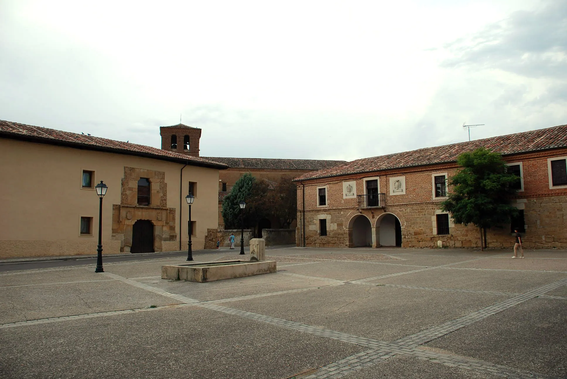 Photo showing: View of main square at Bárcena de Campos (Palencia, Spain).