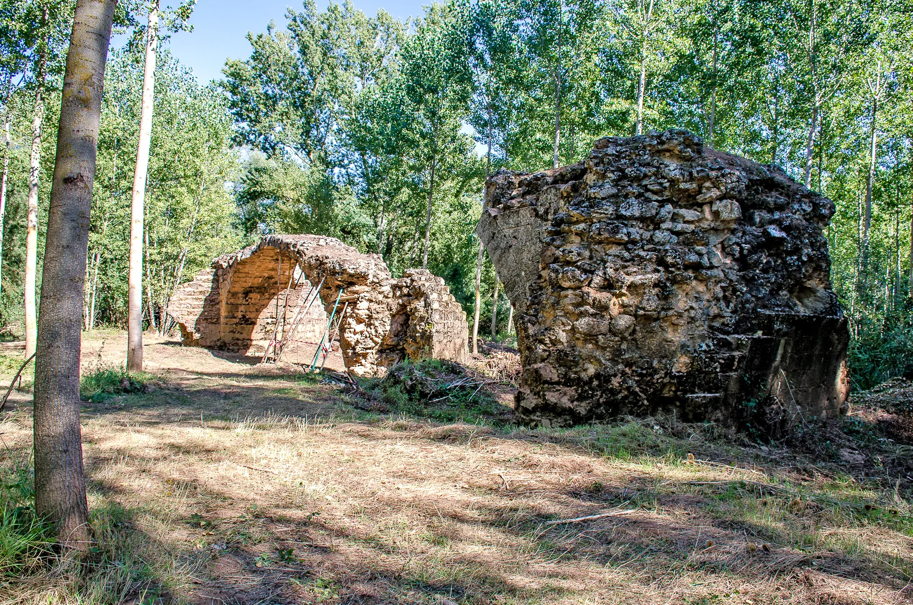 Photo showing: Ruinas del Puente de San Pedro Royales. Salvaba el río Pisuerga, entre las provincias de Palencia y Burgos, a la altura de los pueblos de Olmos de Pisuerga (Palencia) y Valtierra de Riopisuerga (Burgos).