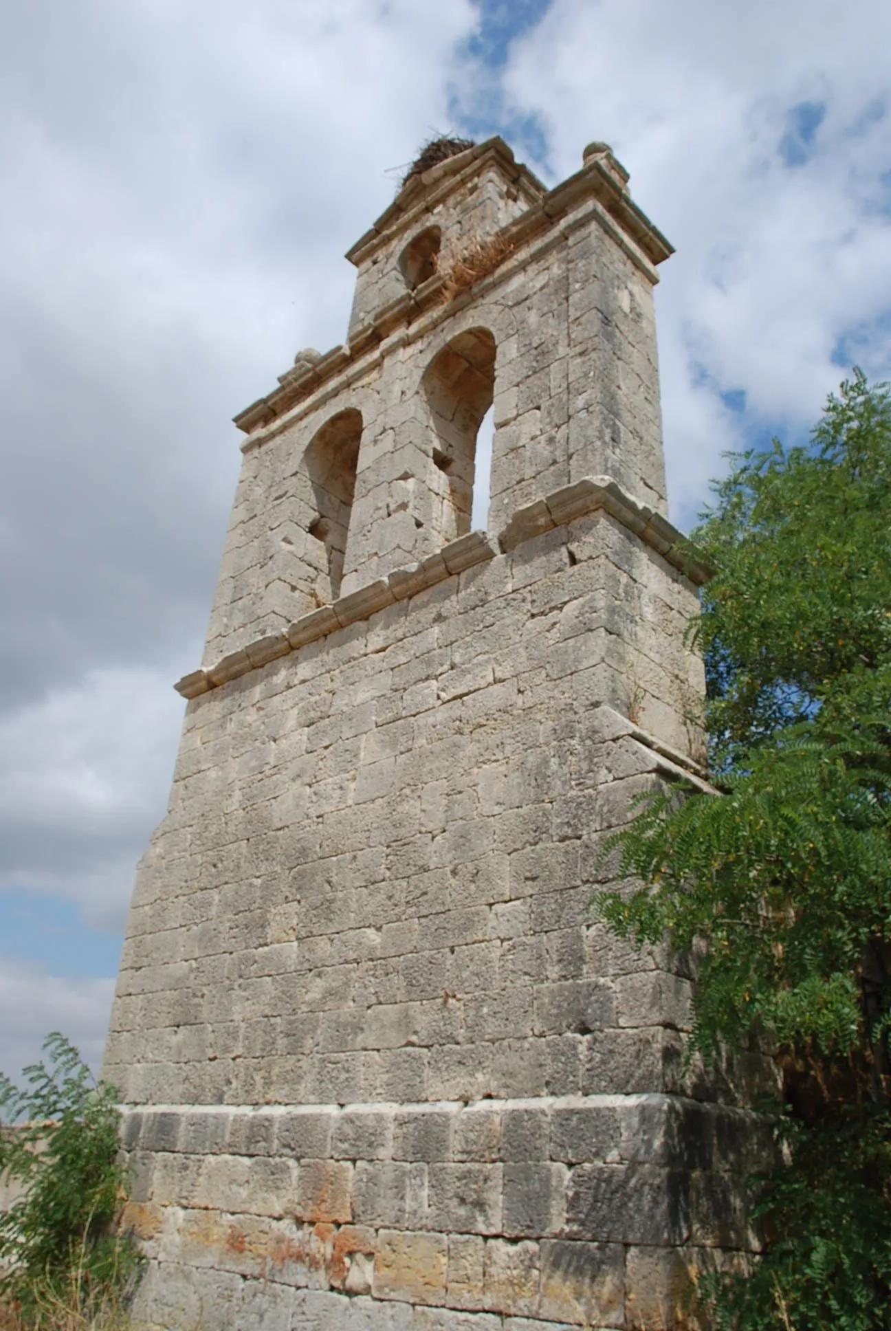 Photo showing: Antigua iglesia parroquial de Nuestra Señora de las Nieves. En el pueblo de Villafruela, dentro del término de Perales (Palencia, Castilla-León). Datada entre los siglos XVII-XVIII. Vista de la Torre-campanario.