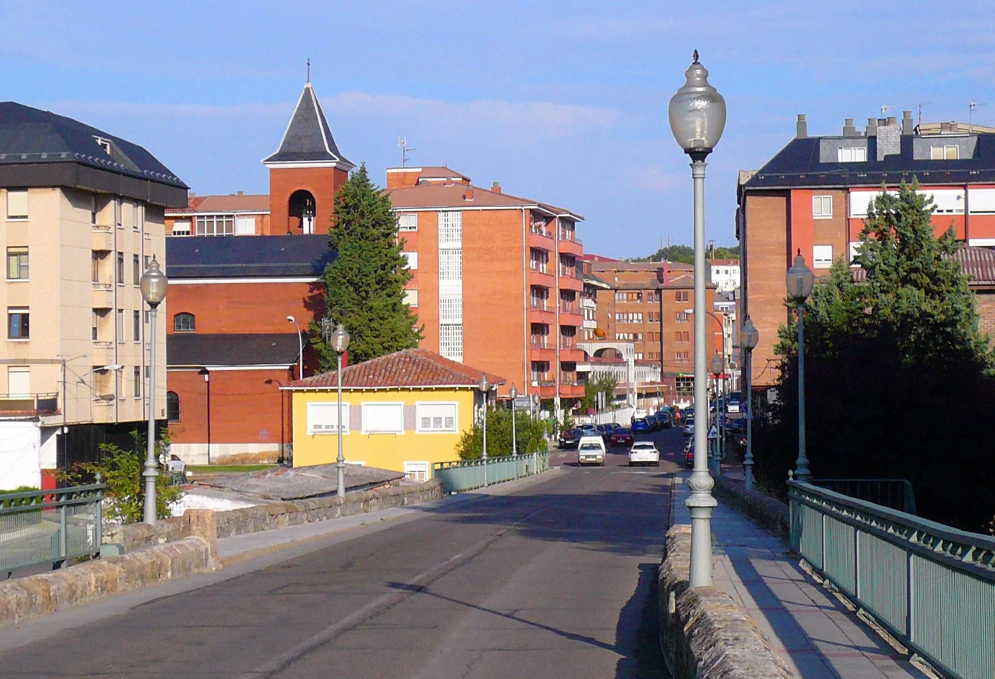 Photo showing: Acceso a Guardo (Palencia) por la Avenida de Castilla y León y el puente sobre el río Carrión
