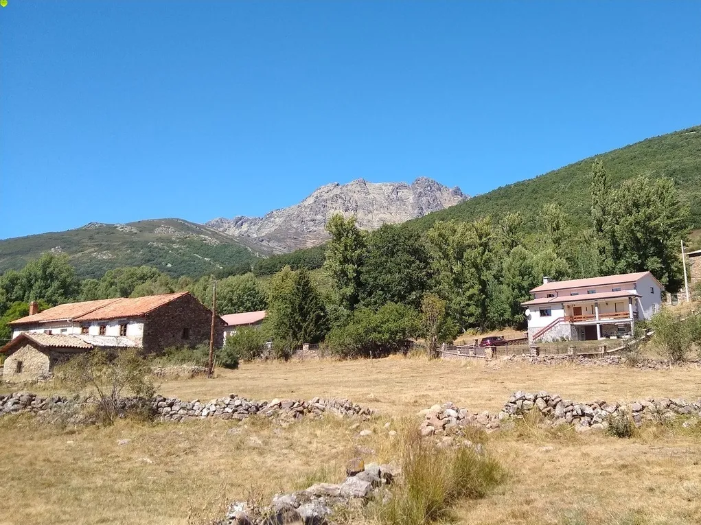 Photo showing: El Curavacas desde el pueblo (Vidrieros)