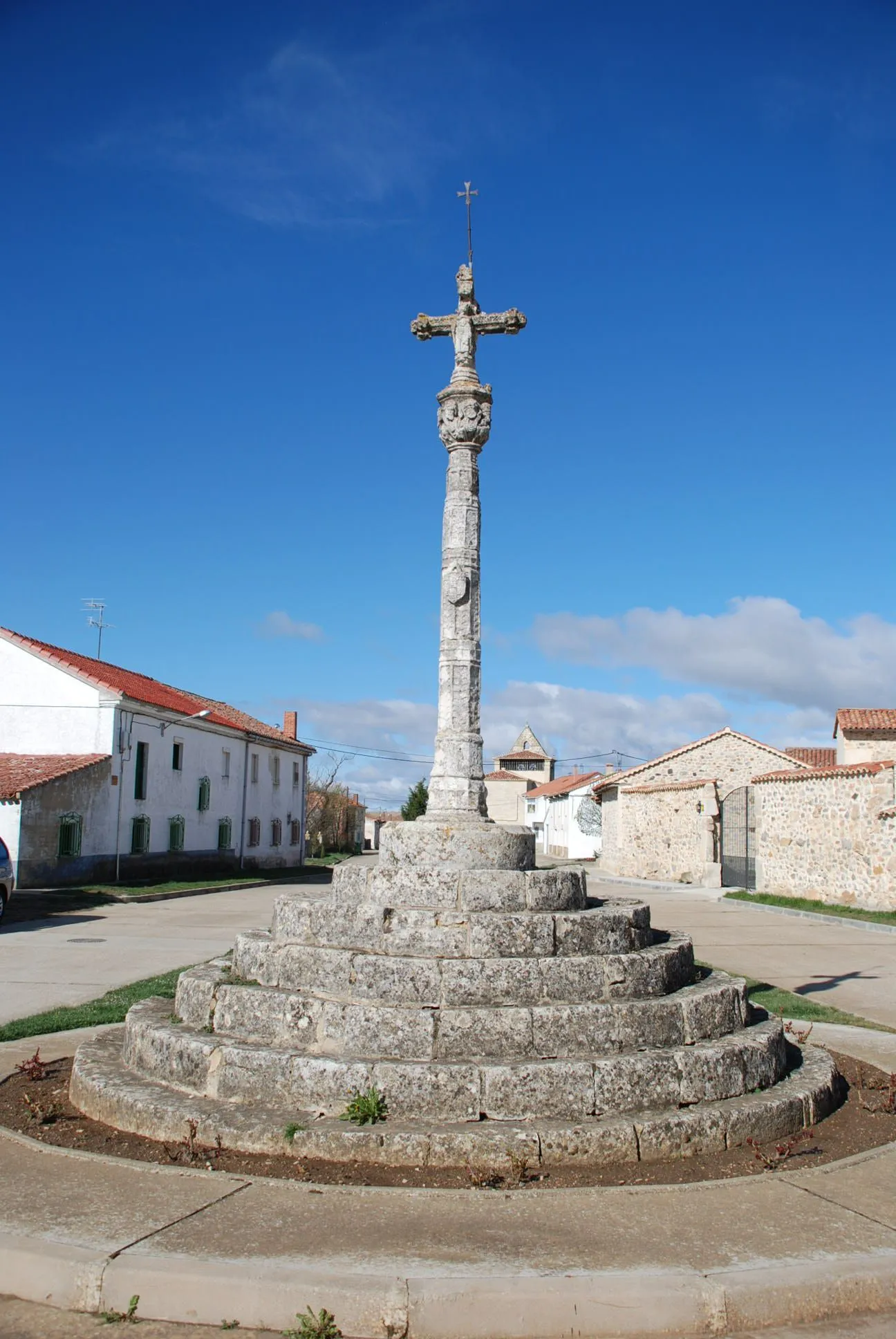 Photo showing: Municipal Cross in Traspeña de la Peña (Palencia, Castile and León). One of the most beautiful of all Castile. Is located on a pedestal of seven steps circular and decreasing, raising a mast embellished with multiple Gothic, drawings to finish with a thick capital where carved various figures of Saints. At its peak, the cross is the Virgin on the one hand, and the crucified on the other. This religious sign, recently restored, thrilled by its beauty and the grandeur of the place is located. It is funded work. Such a Portillo carved it in the 15th century.