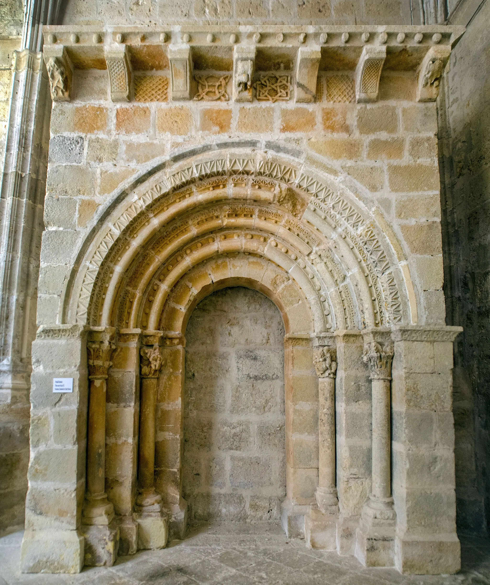 Photo showing: Esta portada perteneció a una ermita desaparecida en Quintanatello de Ojeda, Palencia. Se conserva en el Museo Diocesano de Palencia.