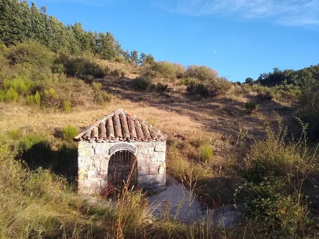 Photo showing: Fuente de los Roldanes, a las afueras del pueblo, en dirección a Gramedo