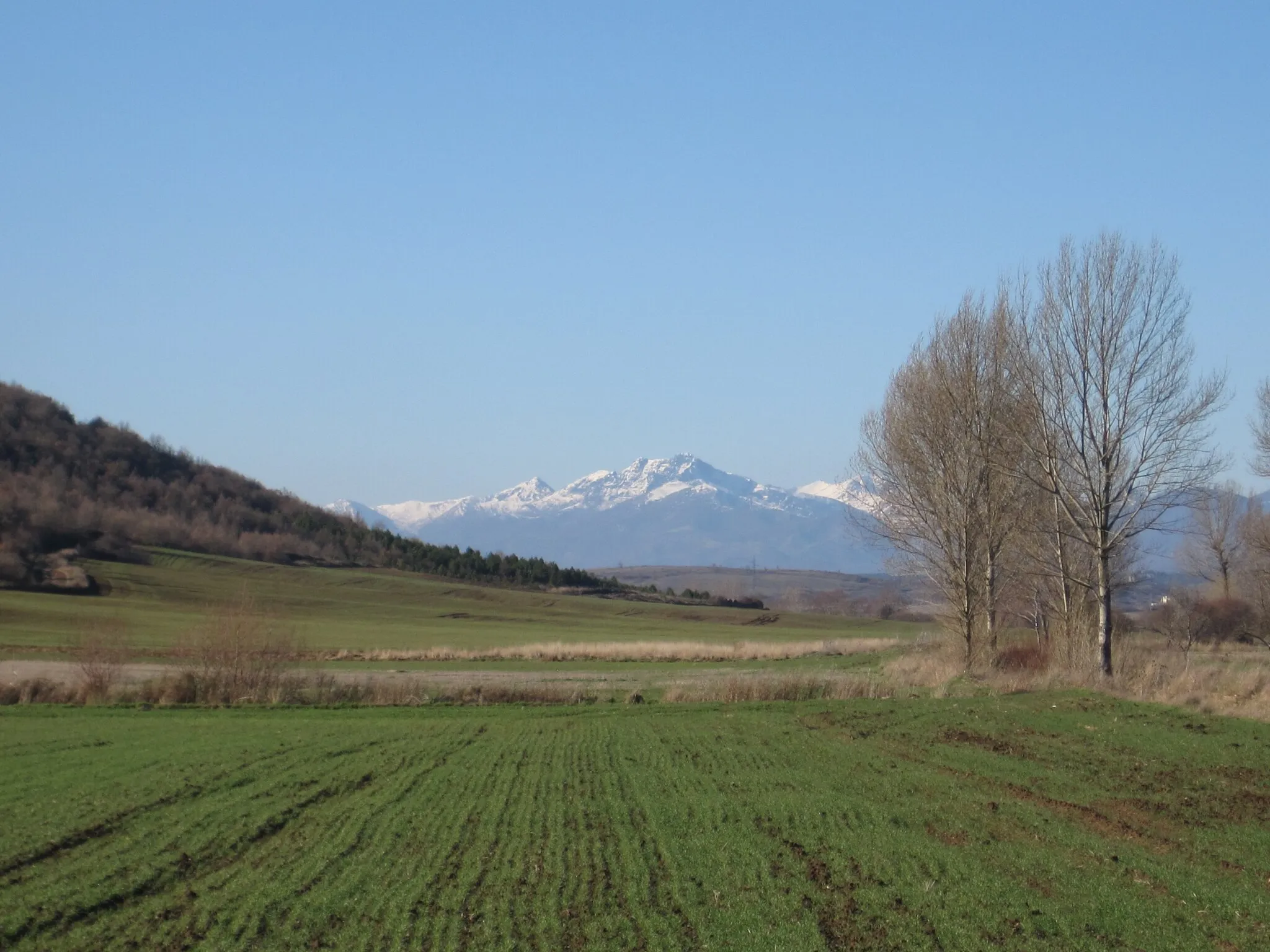 Photo showing: Vista del pico Curavacas desde la localidad de Puentetoma (Aguilar de Campoo, Palencia, España). A su izquierda asoma el pico Hoya Continua.