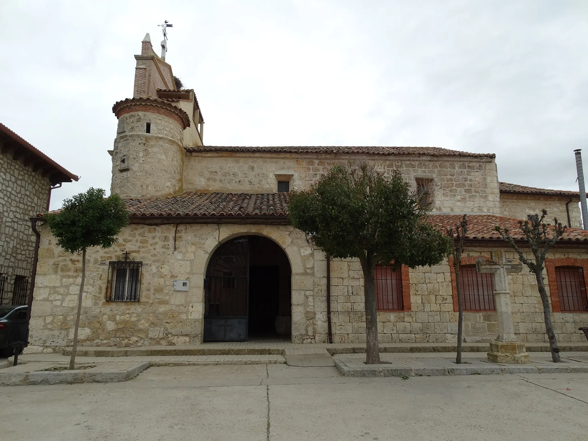 Photo showing: La Mudarra (Valladolid, España). Iglesia parroquial de Nuestra Señora del Rosario del siglo XVIII, barroca. Torre con escalera de caracol.