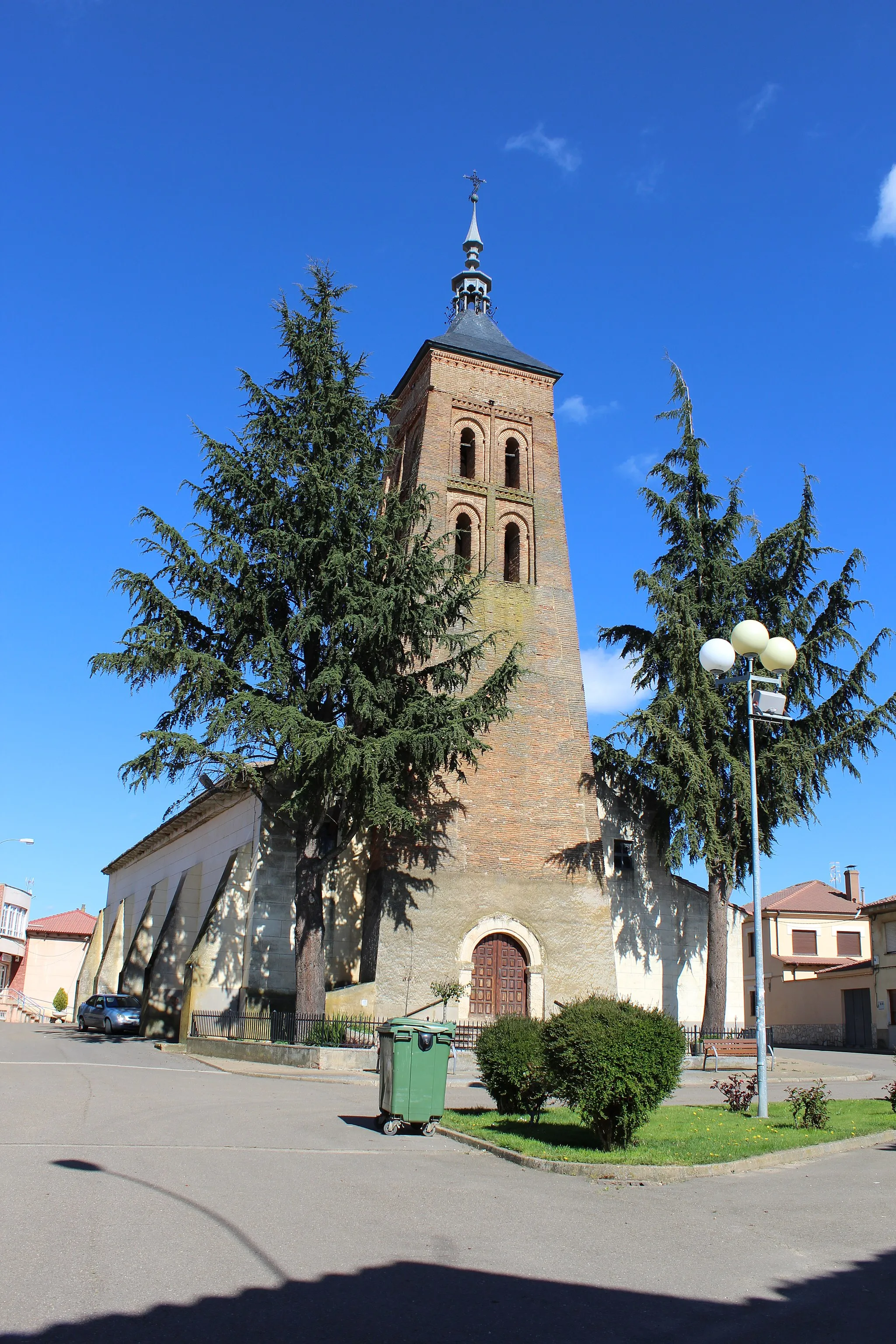 Photo showing: Plaza e iglesia parroquial de Fresno de la Vega