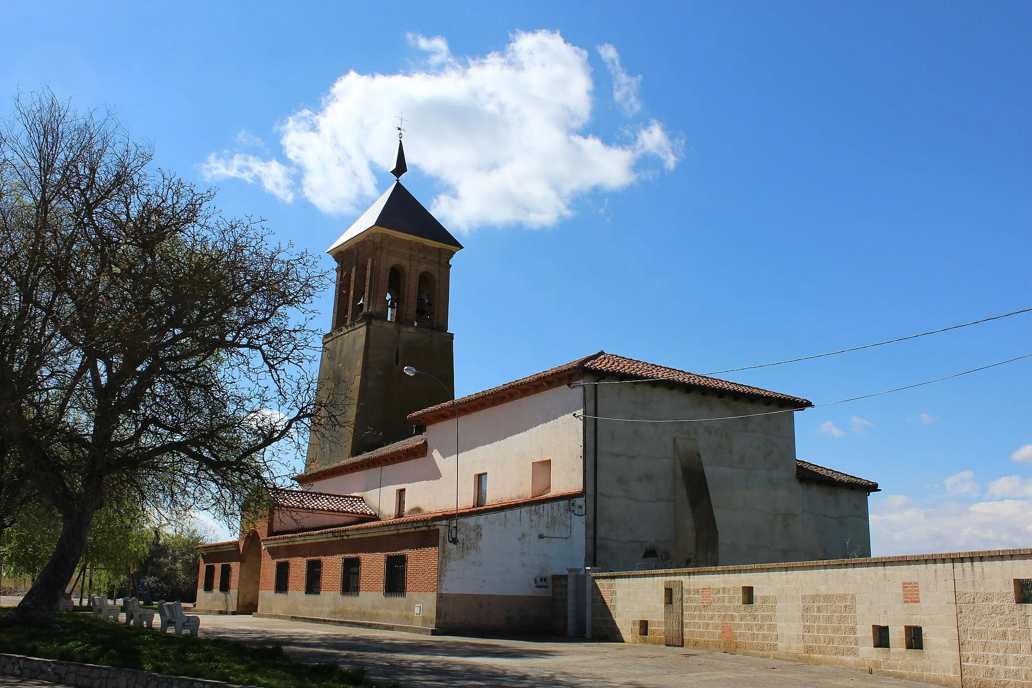 Photo showing: Vista trasera de la iglesia de Cabreros del Río