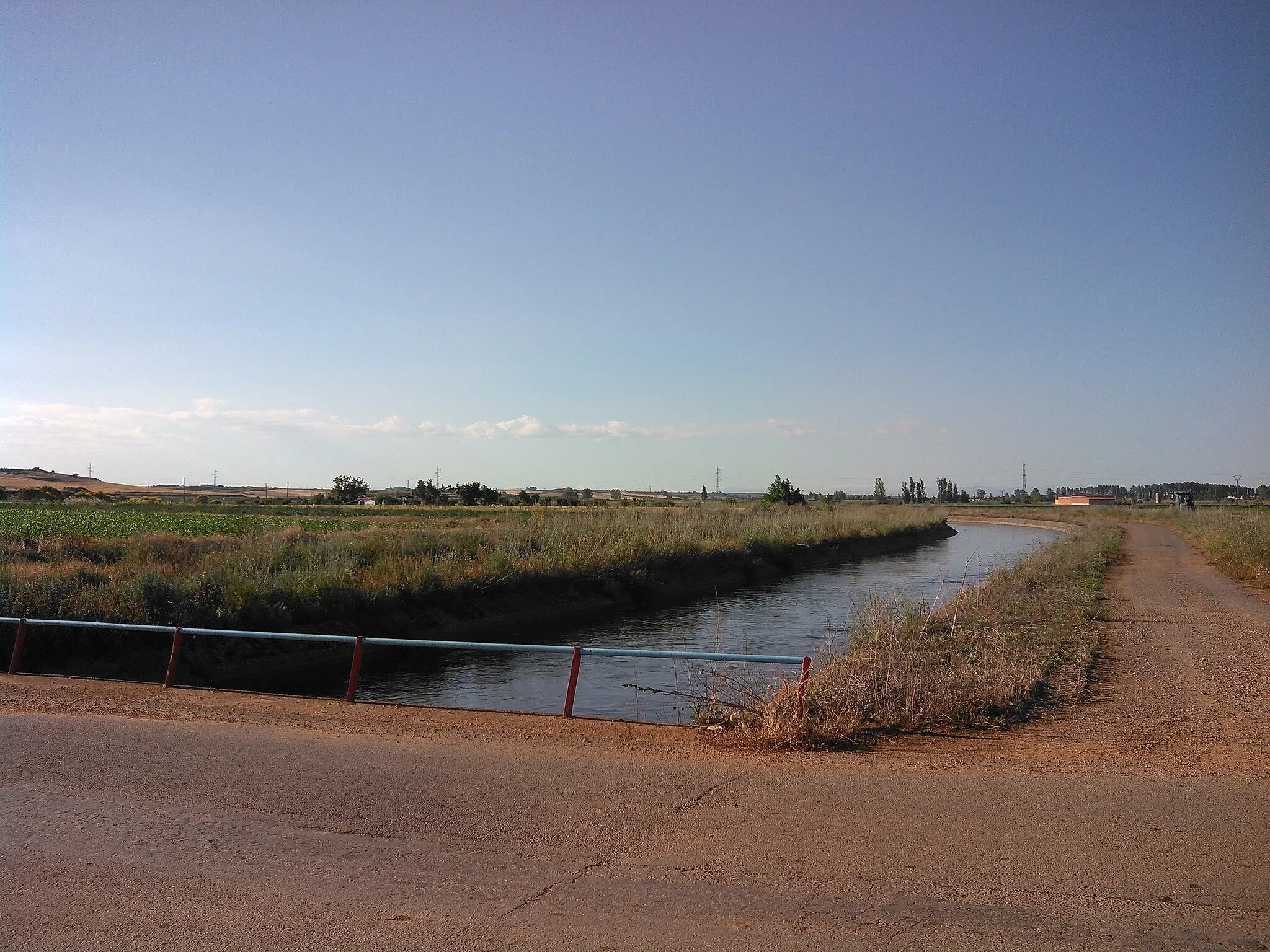 Photo showing: Canal del Esla a su paso por la localidad leonesa de Villademor de la Vega, en España.