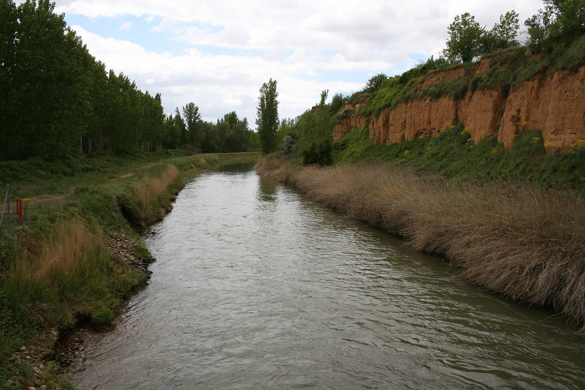 Photo showing: Parte inicial del Canal del Esla cerca de Benamariel; cauce todavía en tierra