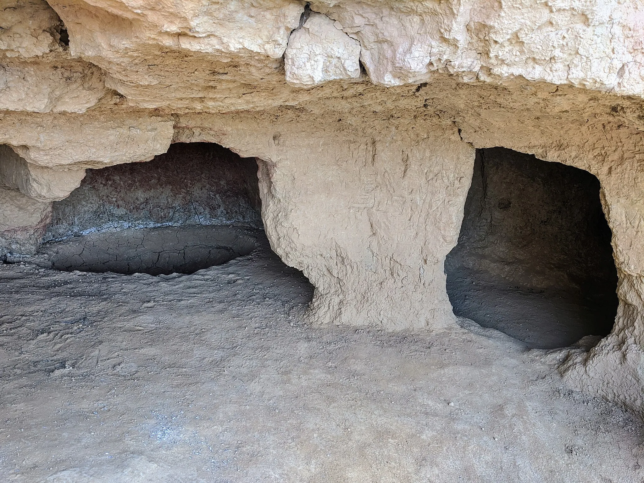 Photo showing: Cuevas Menudas, en las laderas del yacimiento arqueológico de Lancia (Villasabariego, León, España).