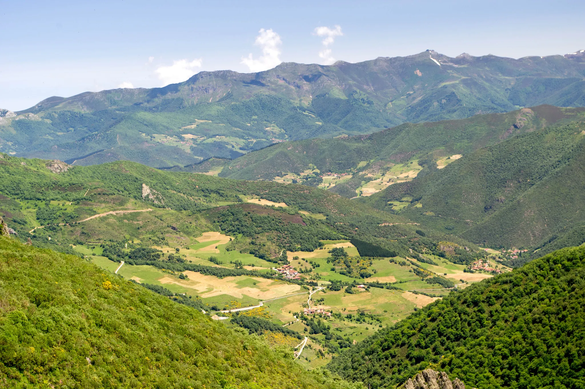 Photo showing: 500px provided description: Vistas de los Picos de Europa desde el mirador del Corzo en el Puerto de San Glorio en Cantabr?a. Tras un verano lluvioso y fr?o, todo esta verde y aun queda nieve en las cumbres.  [#landscape ,#paisaje ,#Espa?a ,#Cantabria ,#monta?a ,#Picos de Europa]