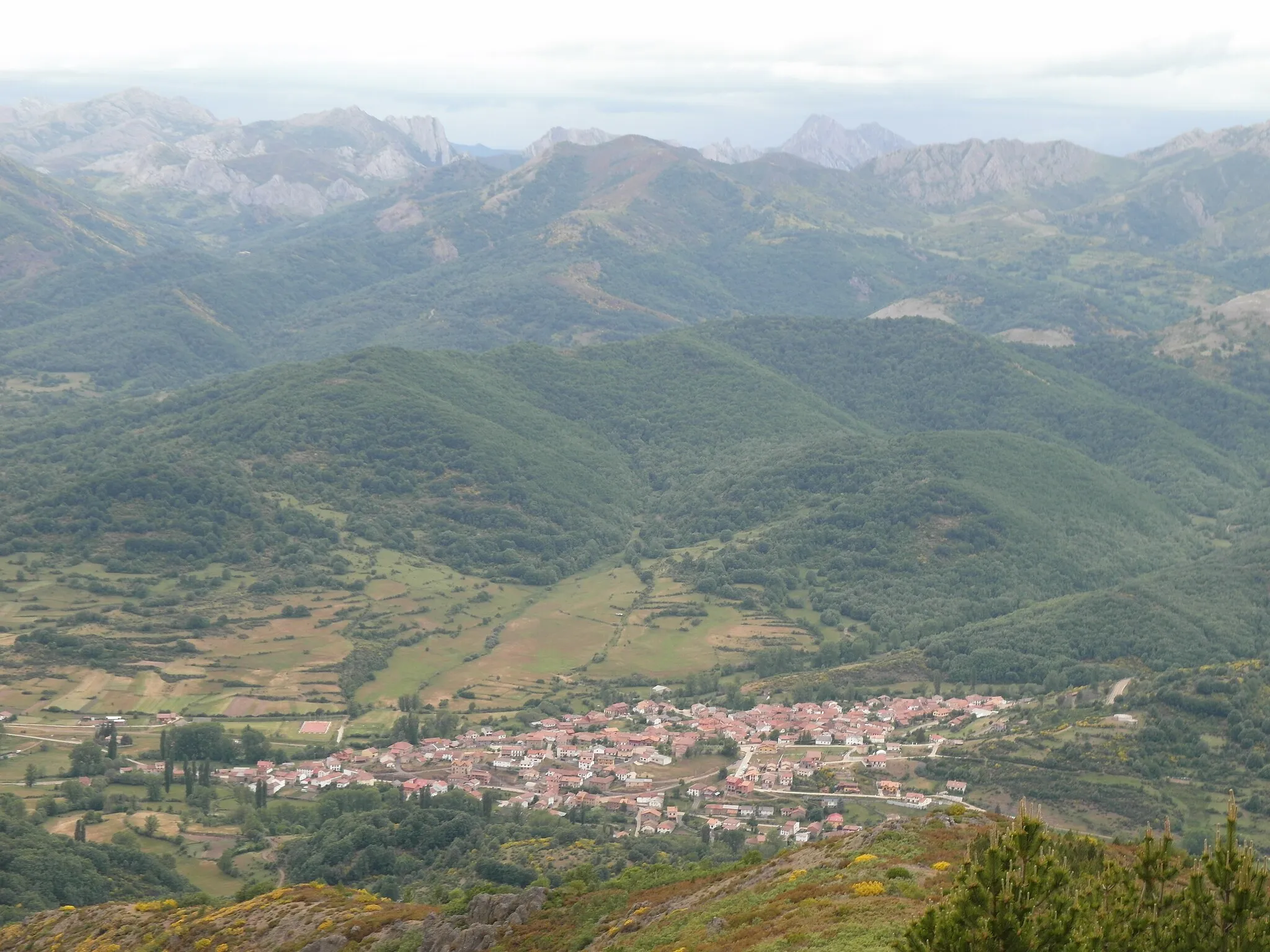 Photo showing: Prioro (León), visto desde la ladera del cueto Prioro.