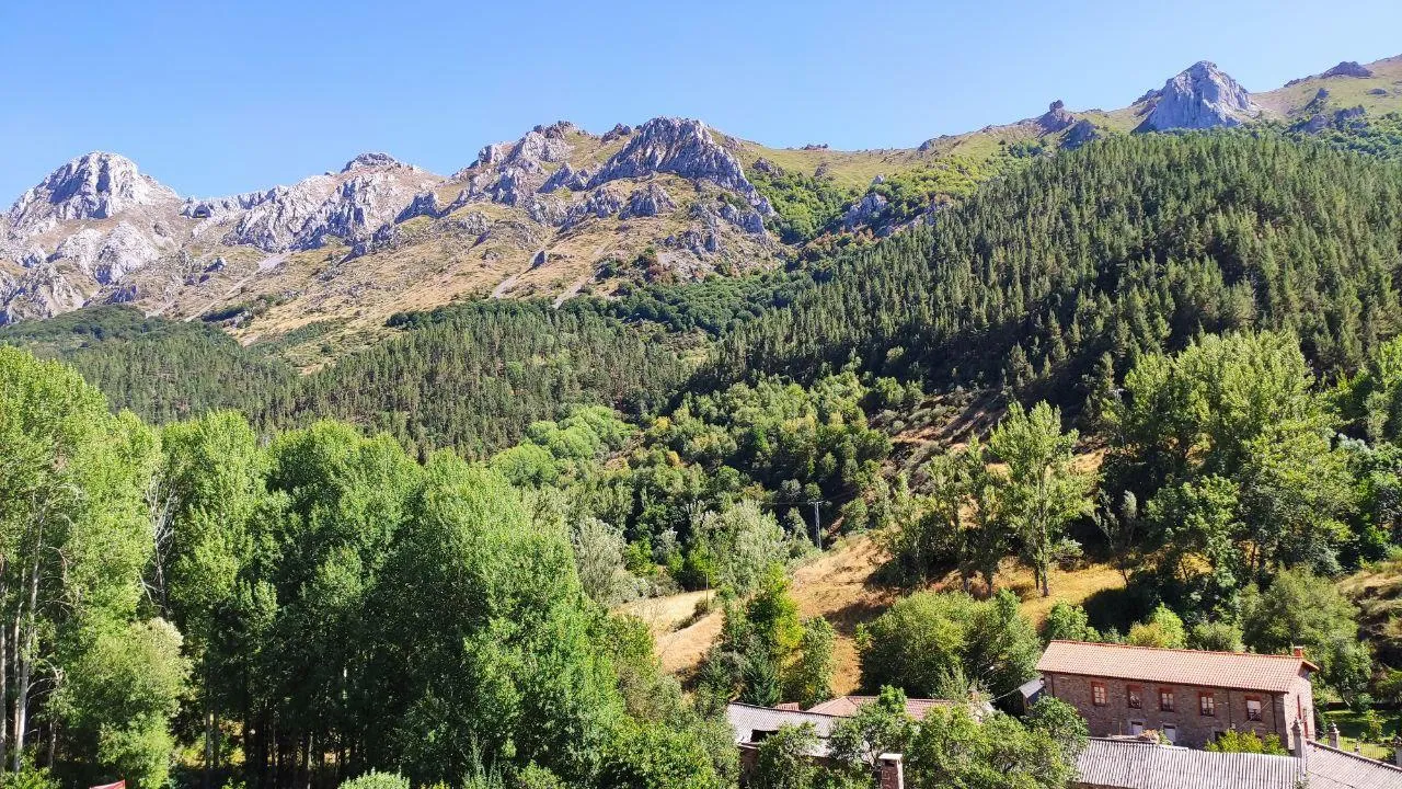 Photo showing: Entorno del pueblo de Llamazares, Valdelugueros, León, España