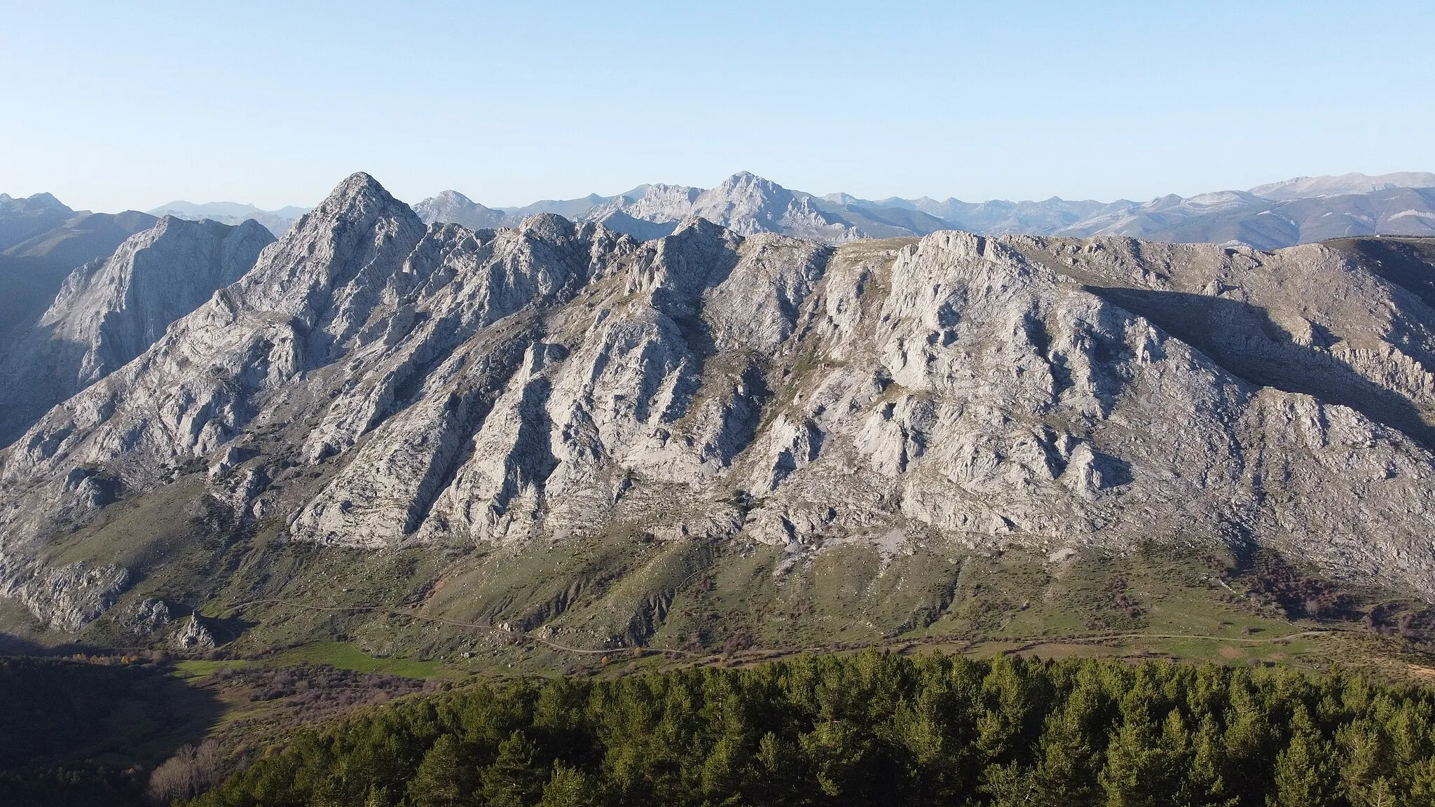 Photo showing: Vistas del Cueto Ancino y La Campayagua desde el Pico del Prao Llano.