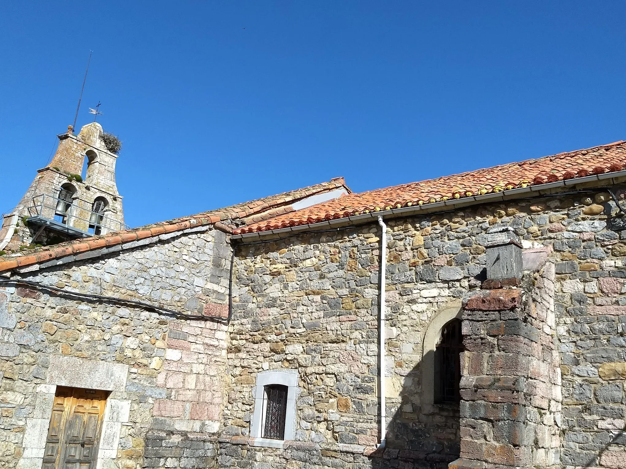 Photo showing: Exterior de la Iglesia de Puebla de Lillo