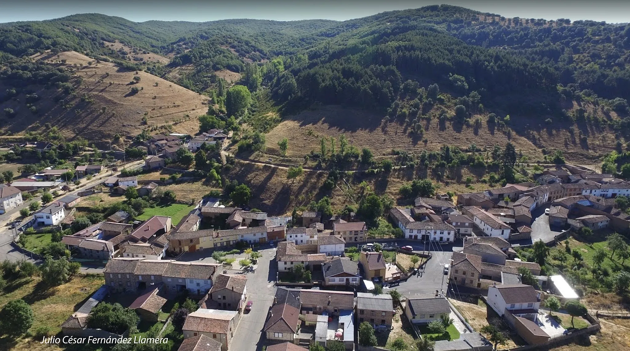 Photo showing: Sopeña de Curueño from the air with the Carabedo hill behind