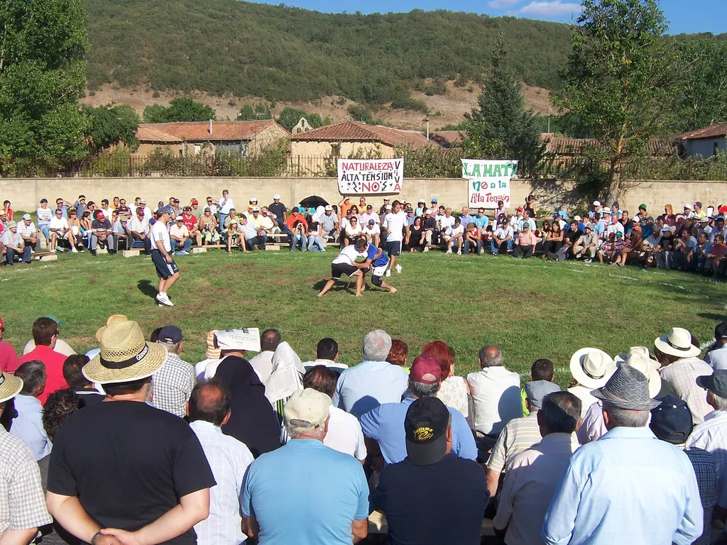 Photo showing: Corro de lucha leonesa en La Mata de Curueño.