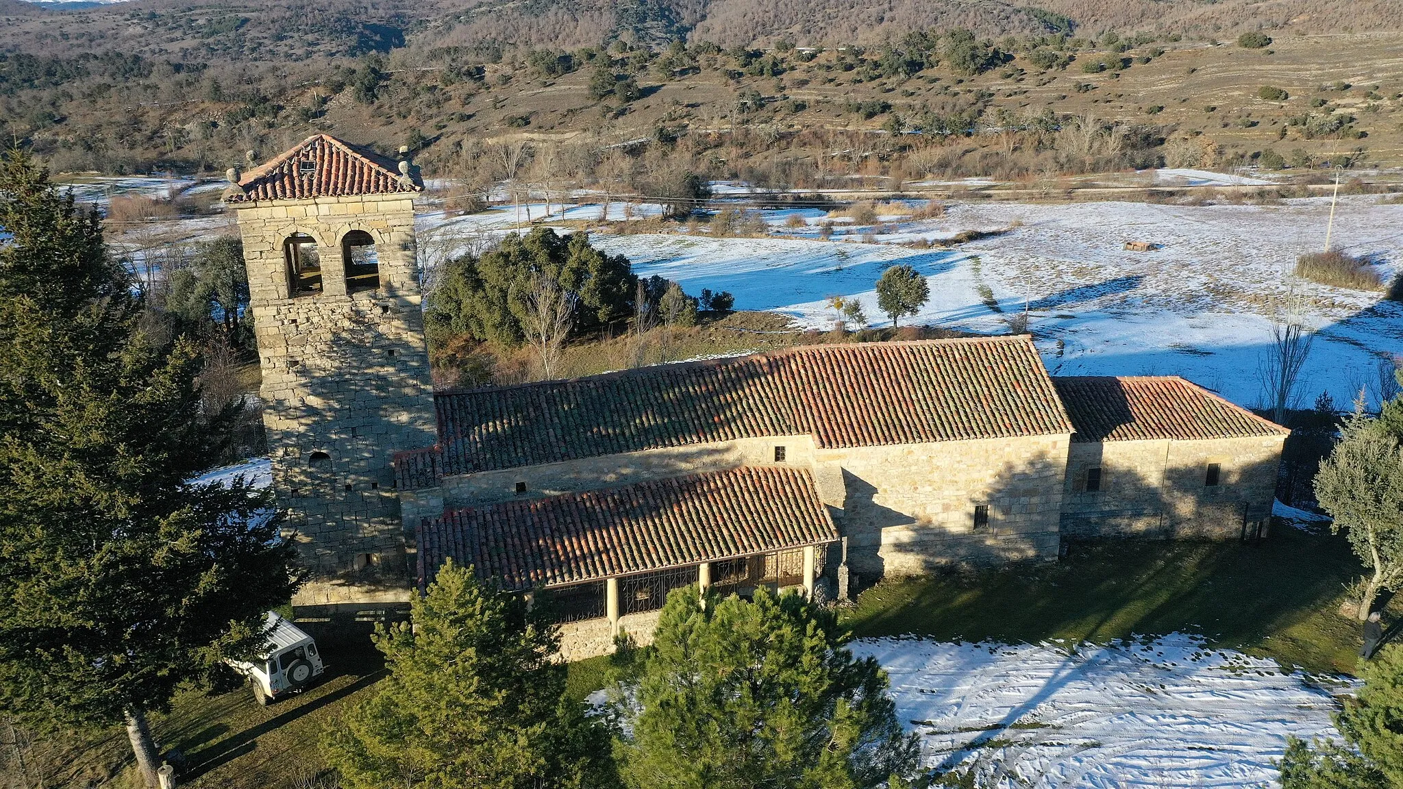 Photo showing: Vista aérea de la iglesia parroquial mancomunada de Barrillos de las Arrimadas y Acisa de las Arrimadas con advocación a Santa Marina. Es un templo religioso católico situado entre ambas localidades, en el municipio de La Ercina (provincia de León, España).