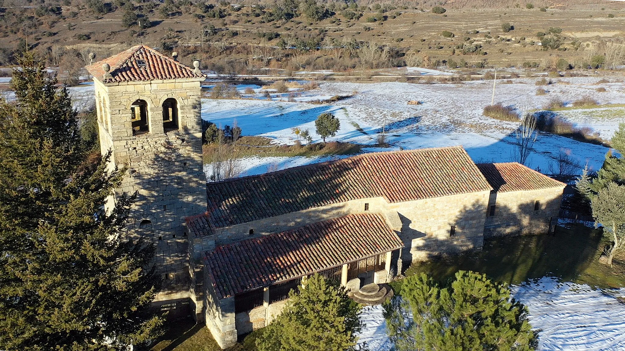 Photo showing: Vista aérea de la fachada meridional de la iglesia parroquial mancomunada de Barrillos de las Arrimadas y Acisa de las Arrimadas con advocación a Santa Marina. Es un templo con partes románicas situado entre ambas localidades, en el municipio de La Ercina (provincia de León, España).