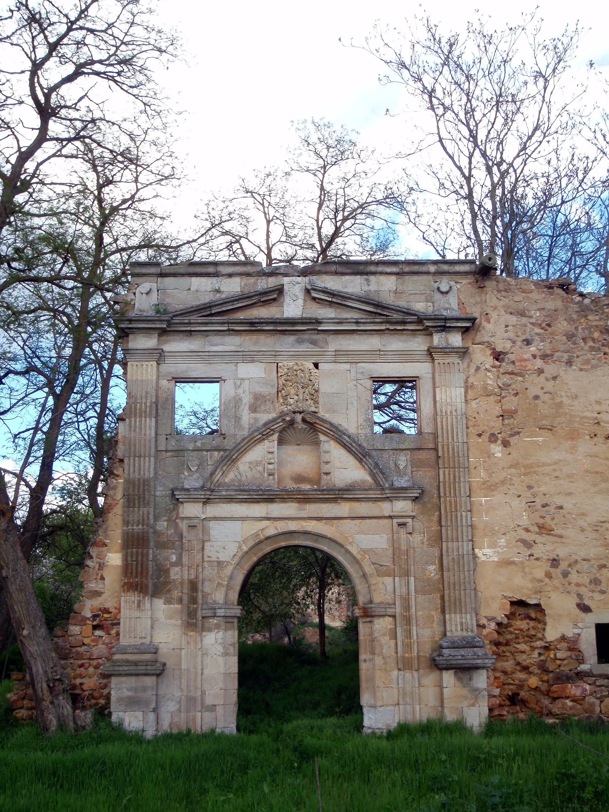 Photo showing: Ruins of the monastery of Santa Maria de Nogales, close to the town of San Esteban de Nogales (Province of León, Spain)