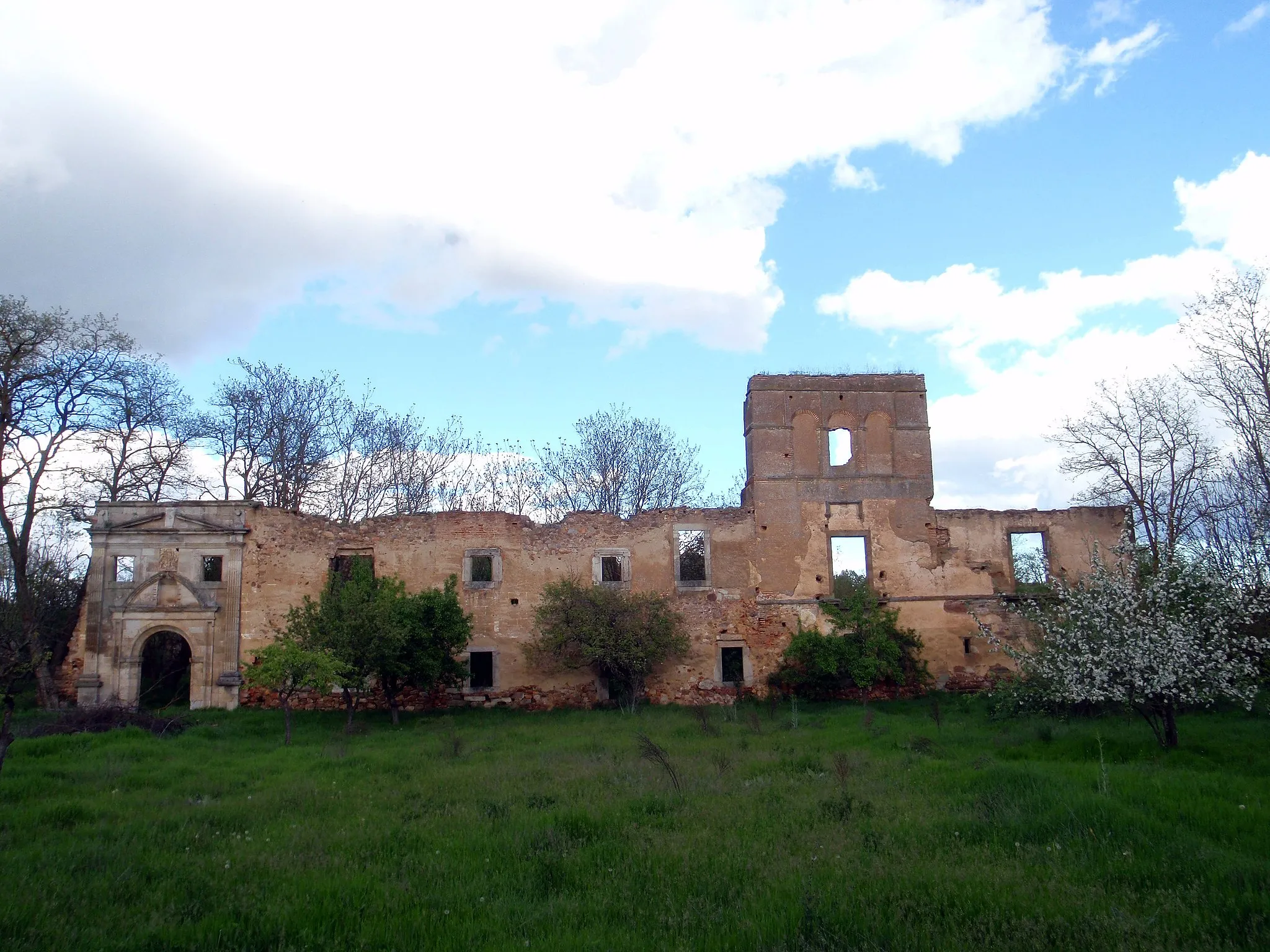 Photo showing: Ruins of the monastery of Santa María de Nogales, in the town of San Esteban de Nogales (Province of León, Spain)