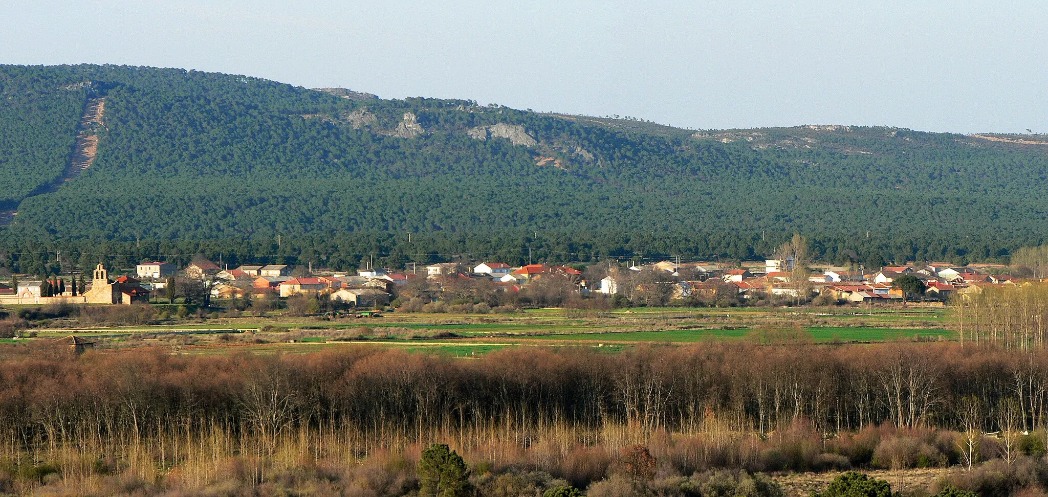 Photo showing: Panorama of the spanish village of Nogarejas, province of León, as seen from the South