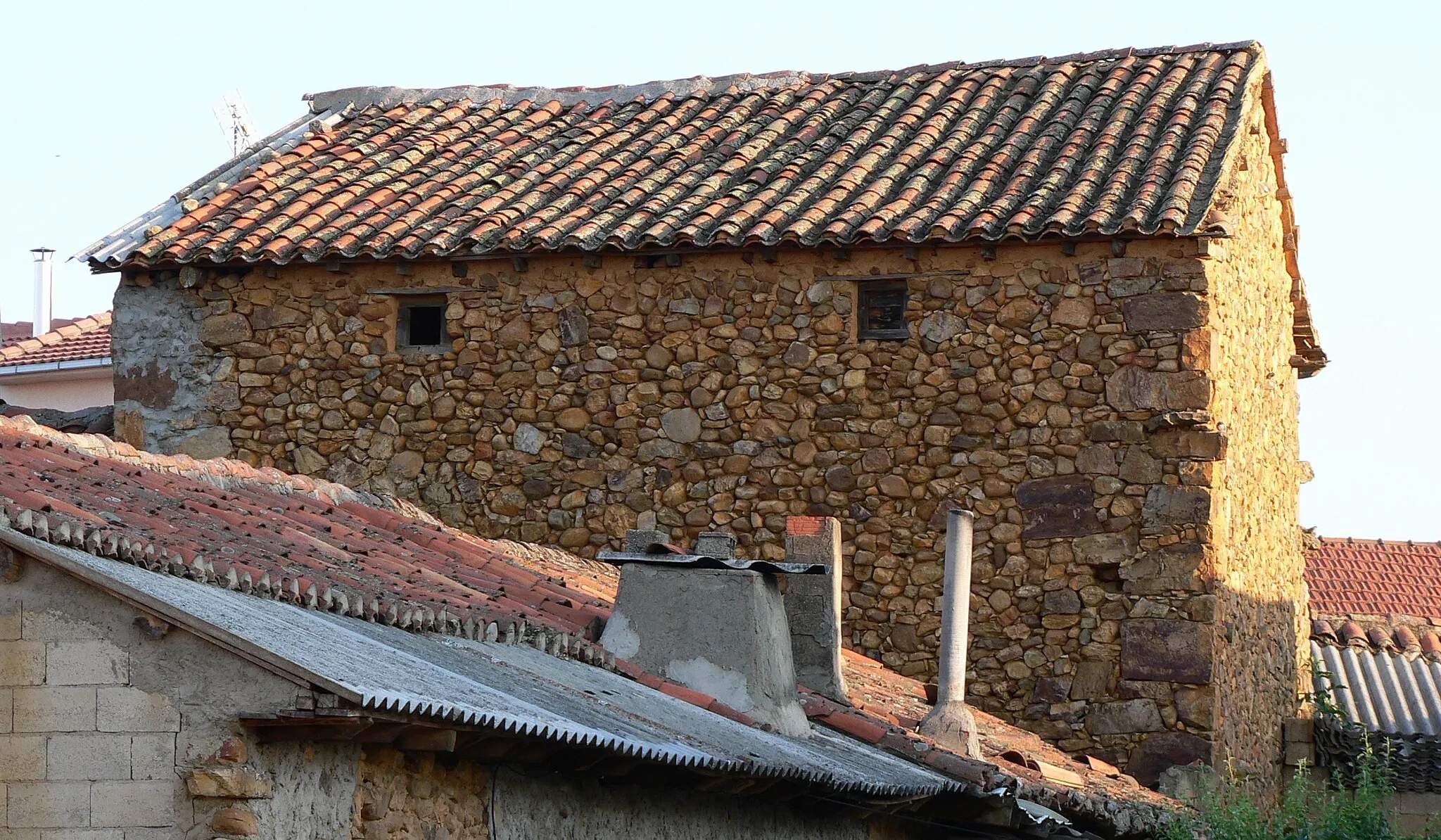 Photo showing: Detail of traditional mode of wall building in the spanish village of Nogarejas, province of León