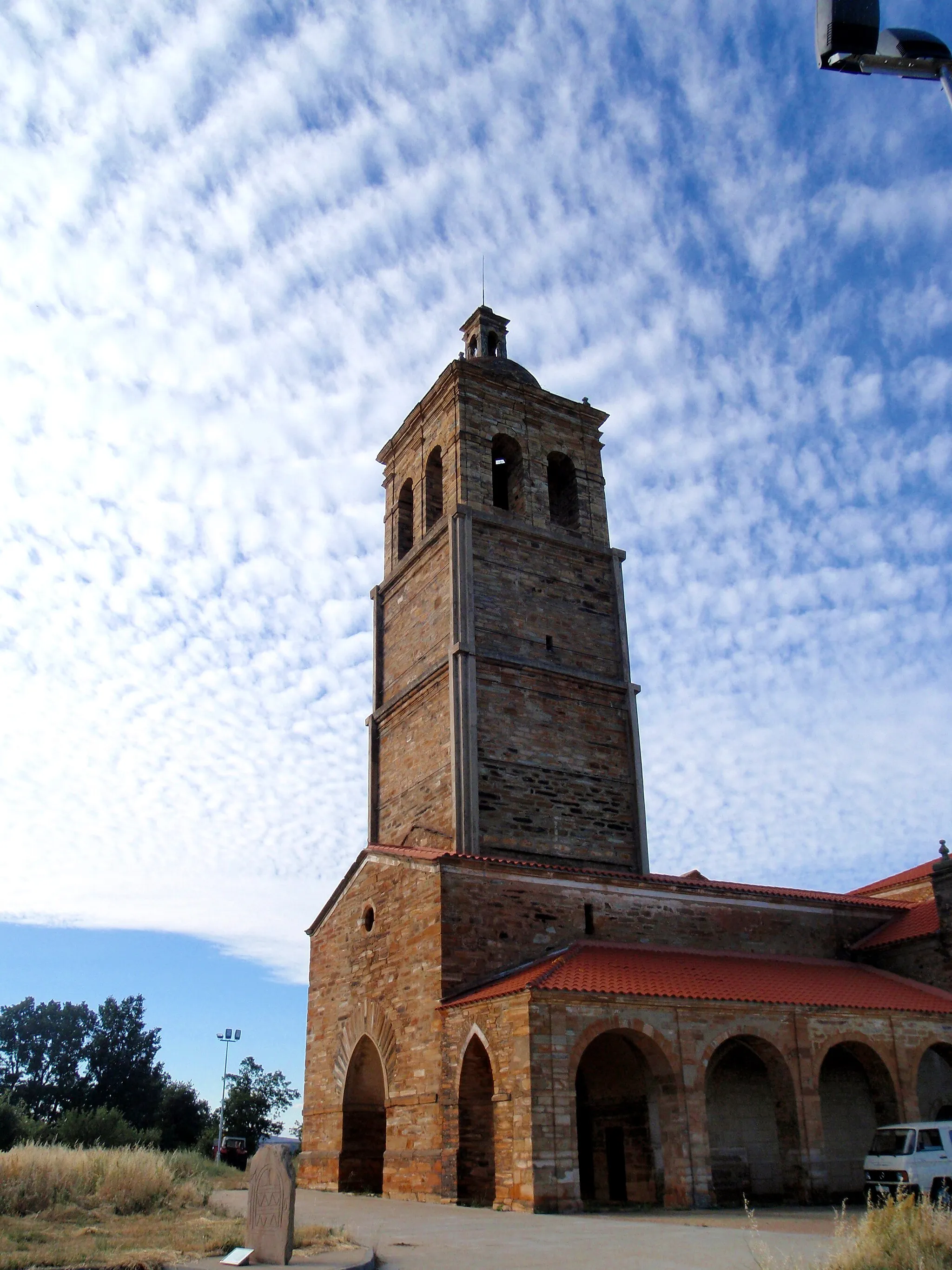 Photo showing: Iglesia de Tabuyo del Monte (provincia de León, España), situada en la salida Este de la población, junto a la Fuente del Cristo