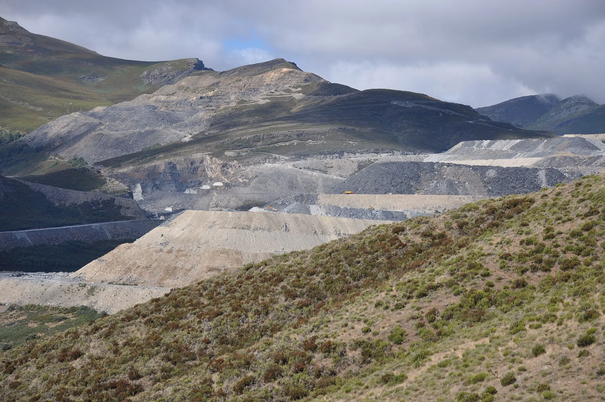 Photo showing: Slate quarries in La Baña, La Cabrera, León, Spain