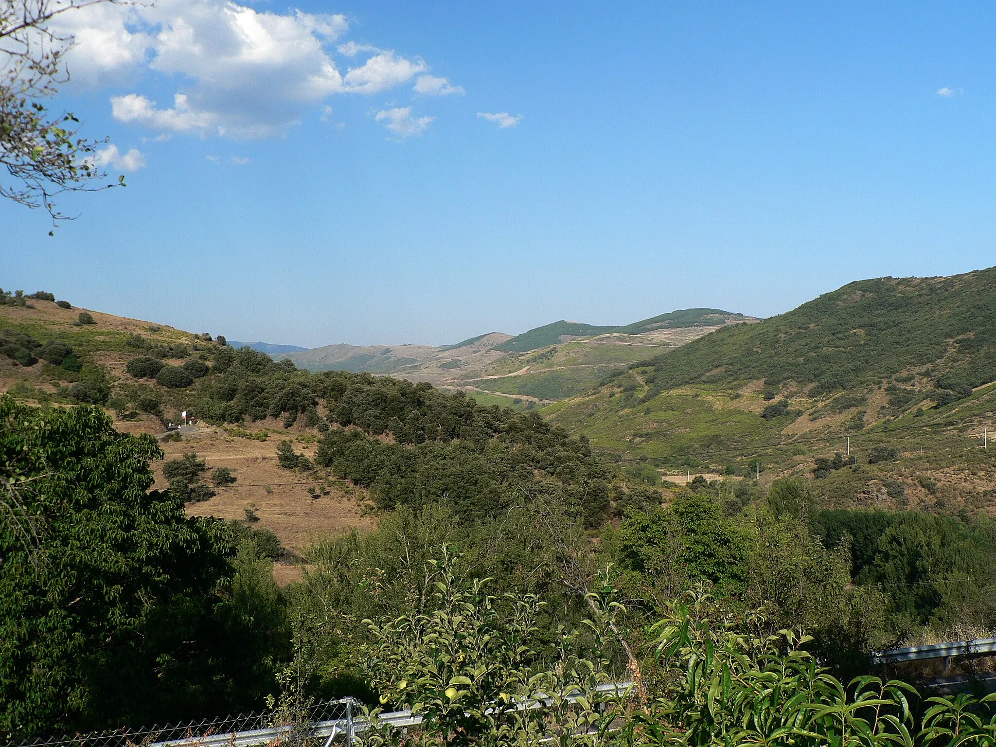 Photo showing: View from the spanish village of Encinedo, province of León