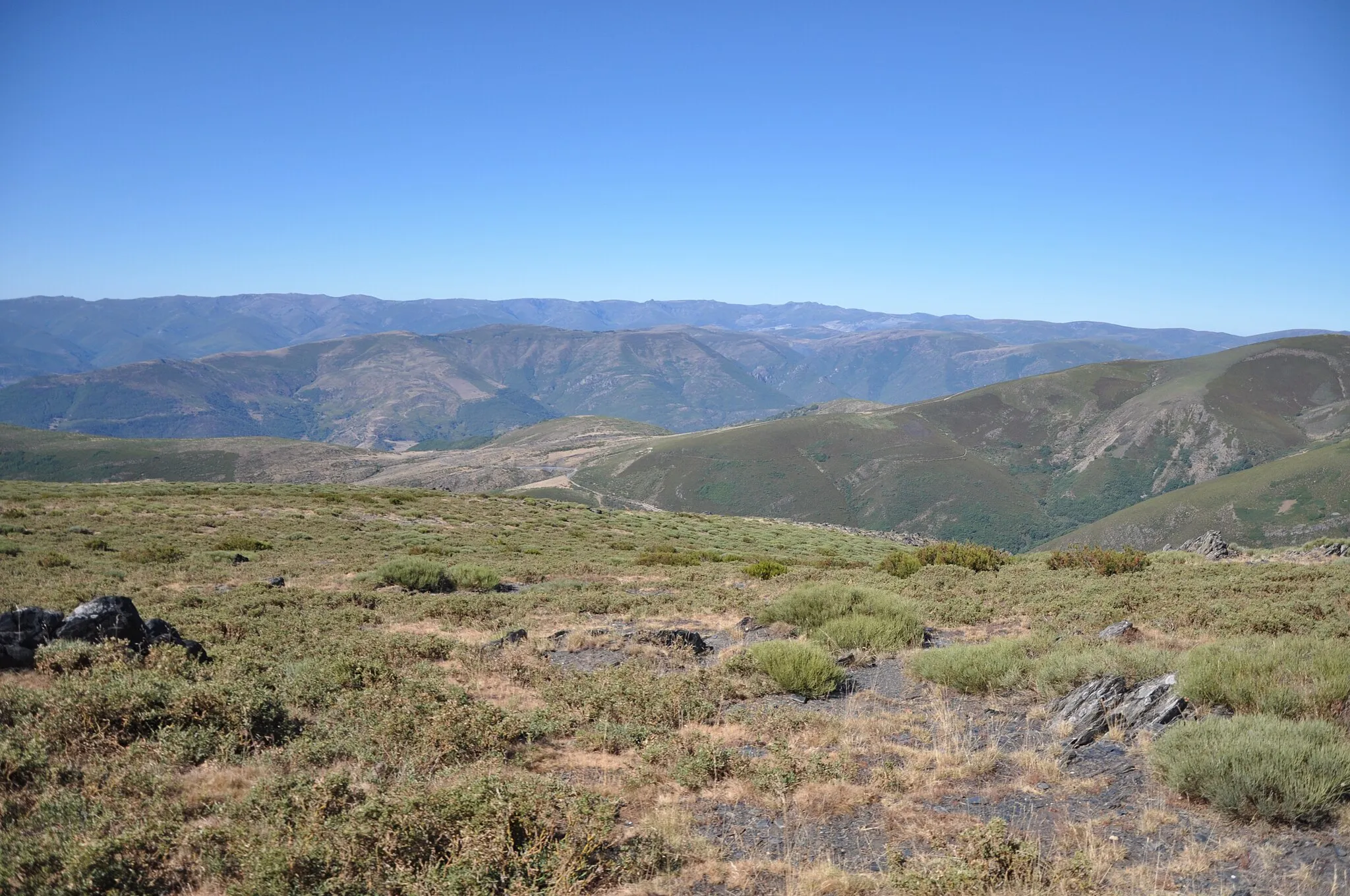 Photo showing: Sierra de la Cabrera from Mount Teleno, León, Spain