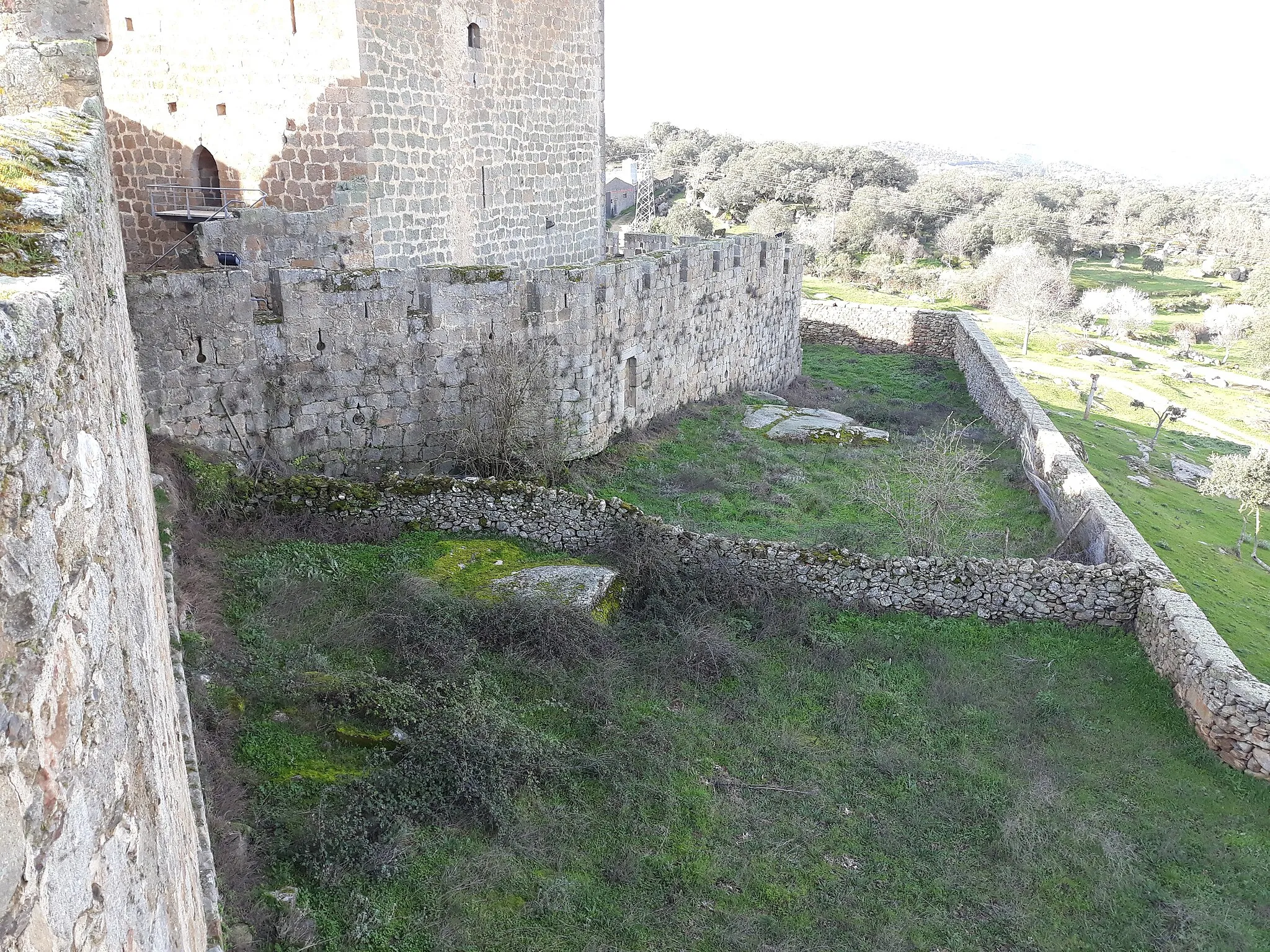 Photo showing: Murallas de San Felices de los Gallegos en la unión con la barbacana del Castillo. El muro bajo es parte de la fortificación abaluartada portuguesa en estrella del siglo XVII