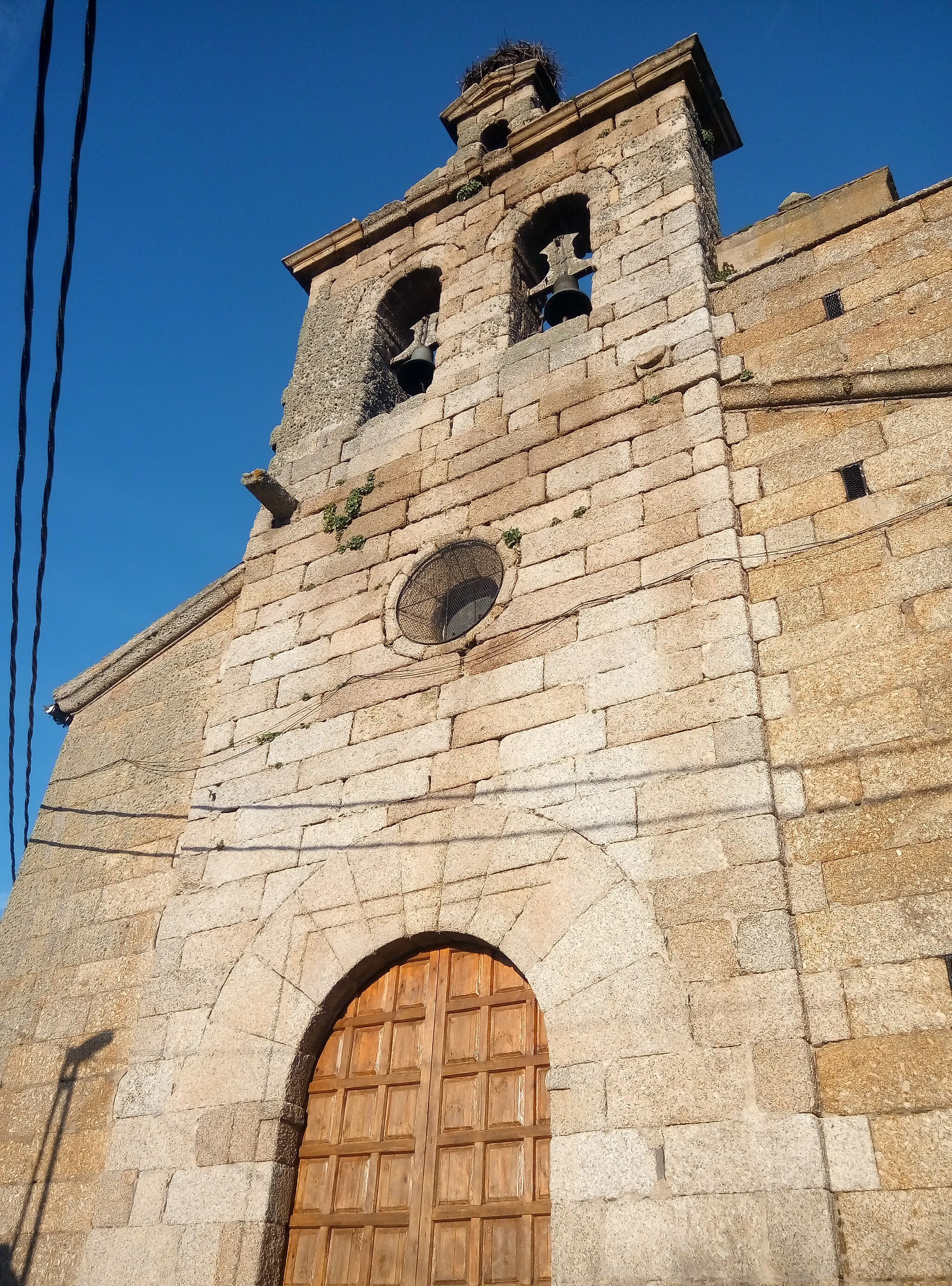 Photo showing: Portada renacentista y torre-campanario, de finales del siglo XVI. Iglesia de Santiago Apóstol en La Alameda de Gardón.
